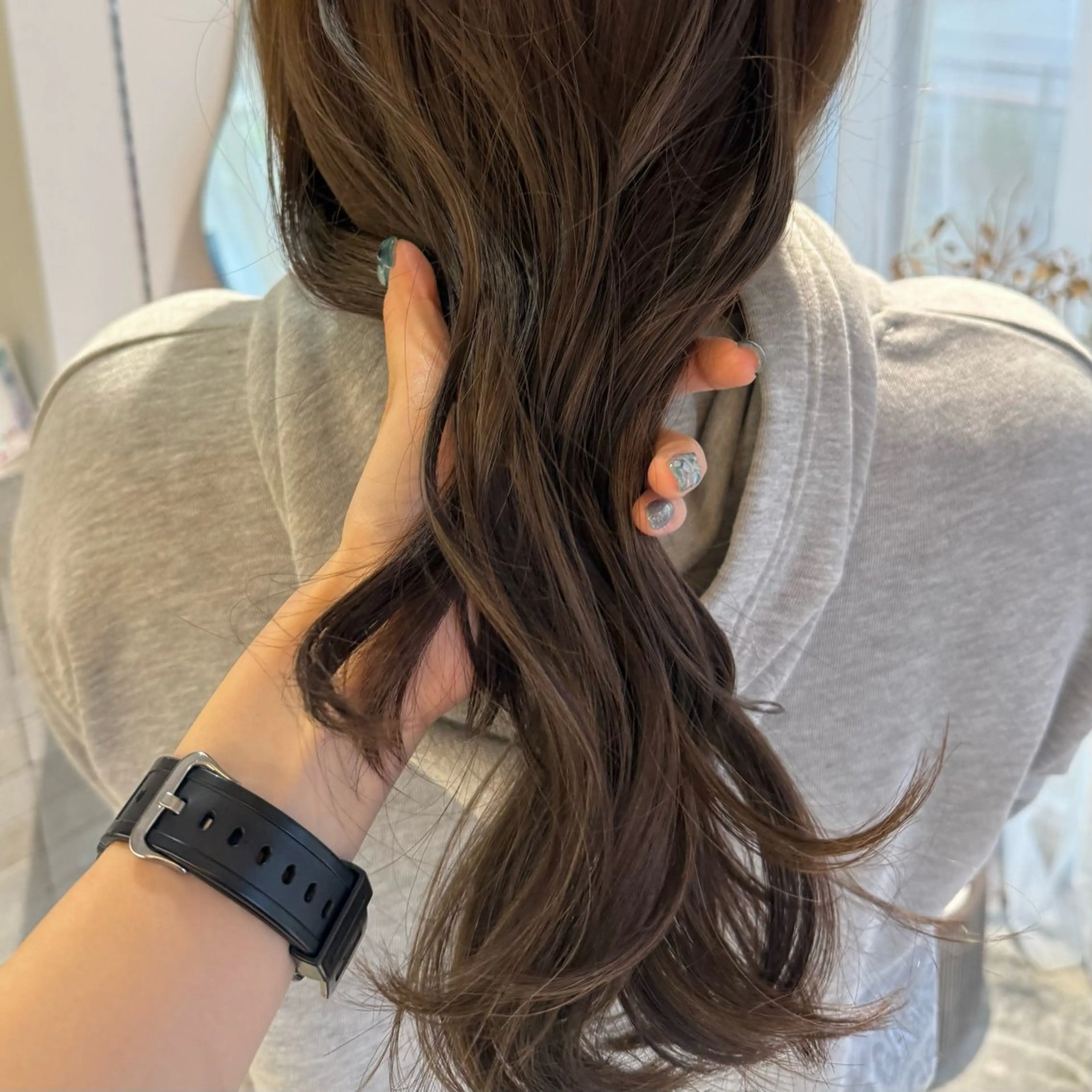 ロング カラー グレージュ カット ヘアカラー cipre シンモン チナリのヘアスタイル
