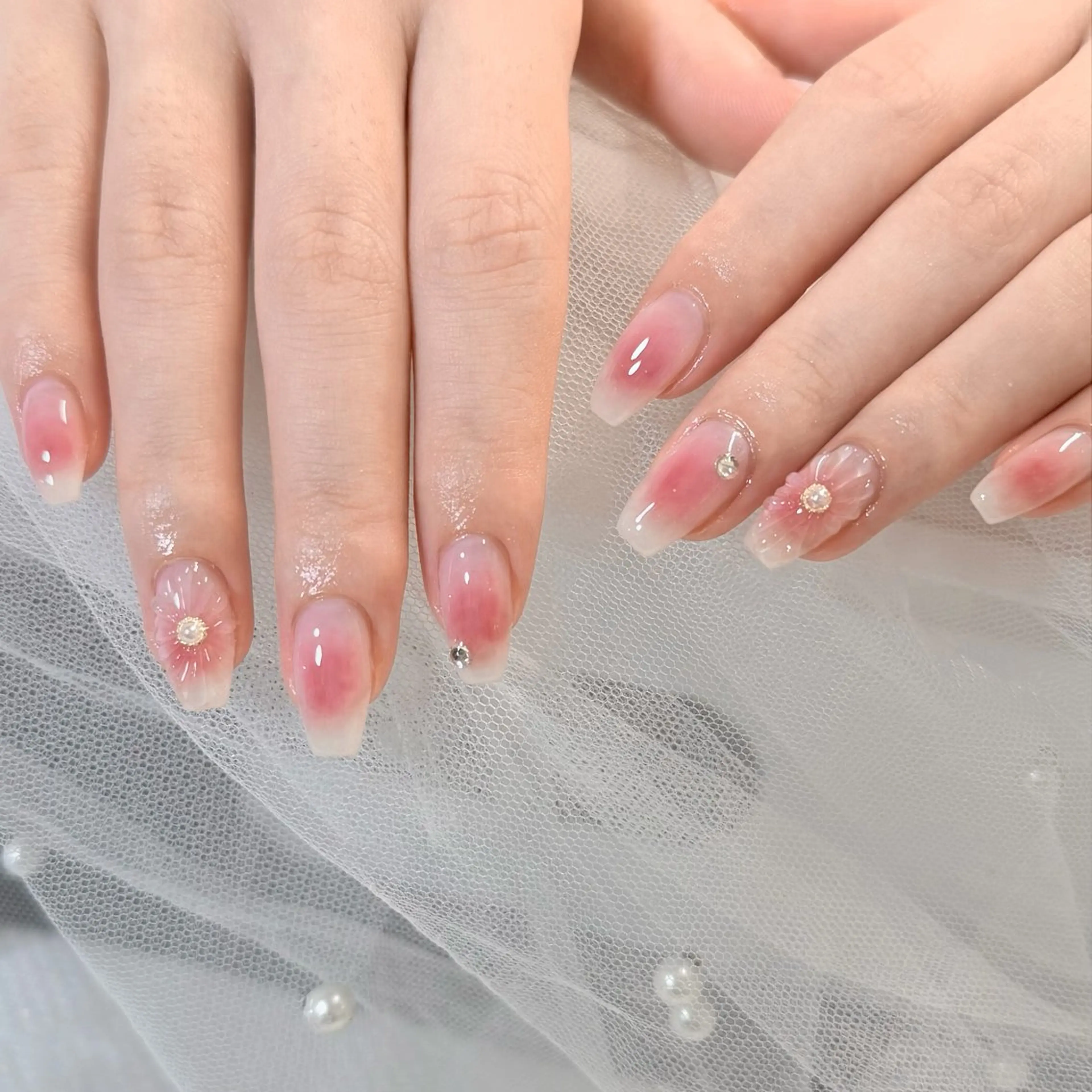 ネイル チークネイル フラワーネイル ワンホンネイル ハンドネイル Karen 新宿のネイルデザイン