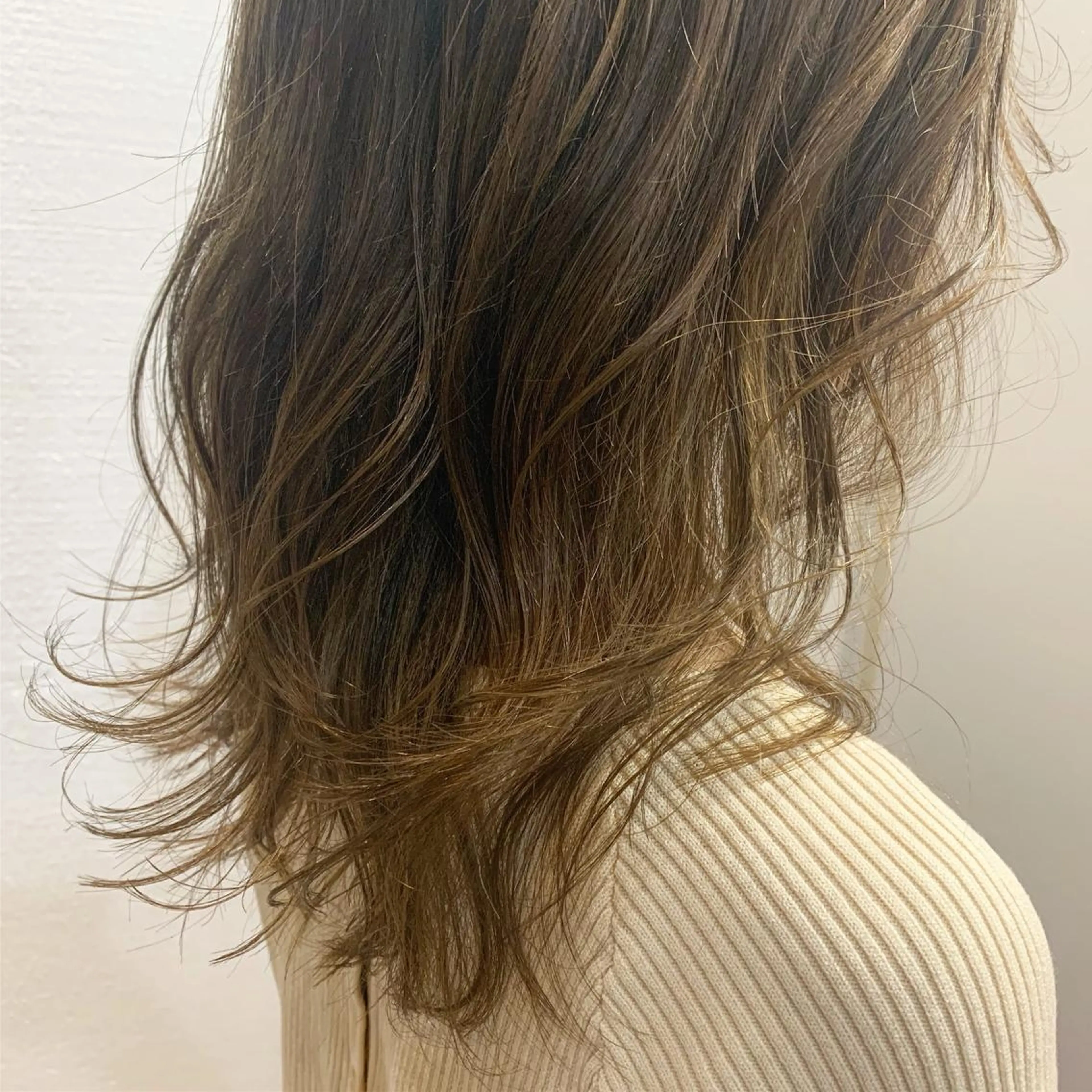 セミロング カラー ハイライトカラー ハイライト 【Uneユヌ】菊地 春那のヘアスタイル