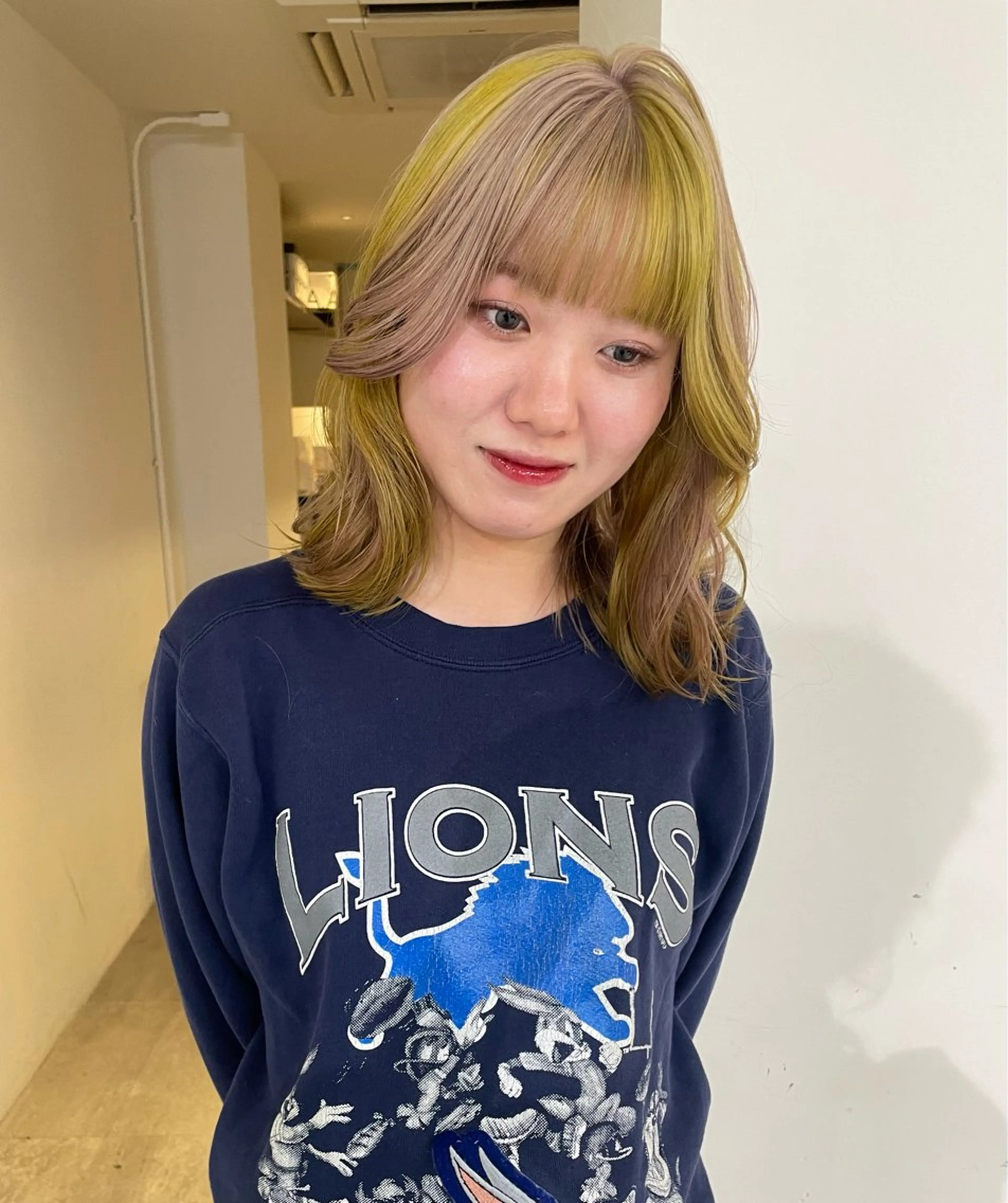 ミディアム カラー ベージュカラー 抜きっぱなしブロンド ブロンド デザインカラー ハイライトカラー カット ヘアカラー トリートメント MIU/ルーツカラー 顔まわりレイヤーのヘアスタイル