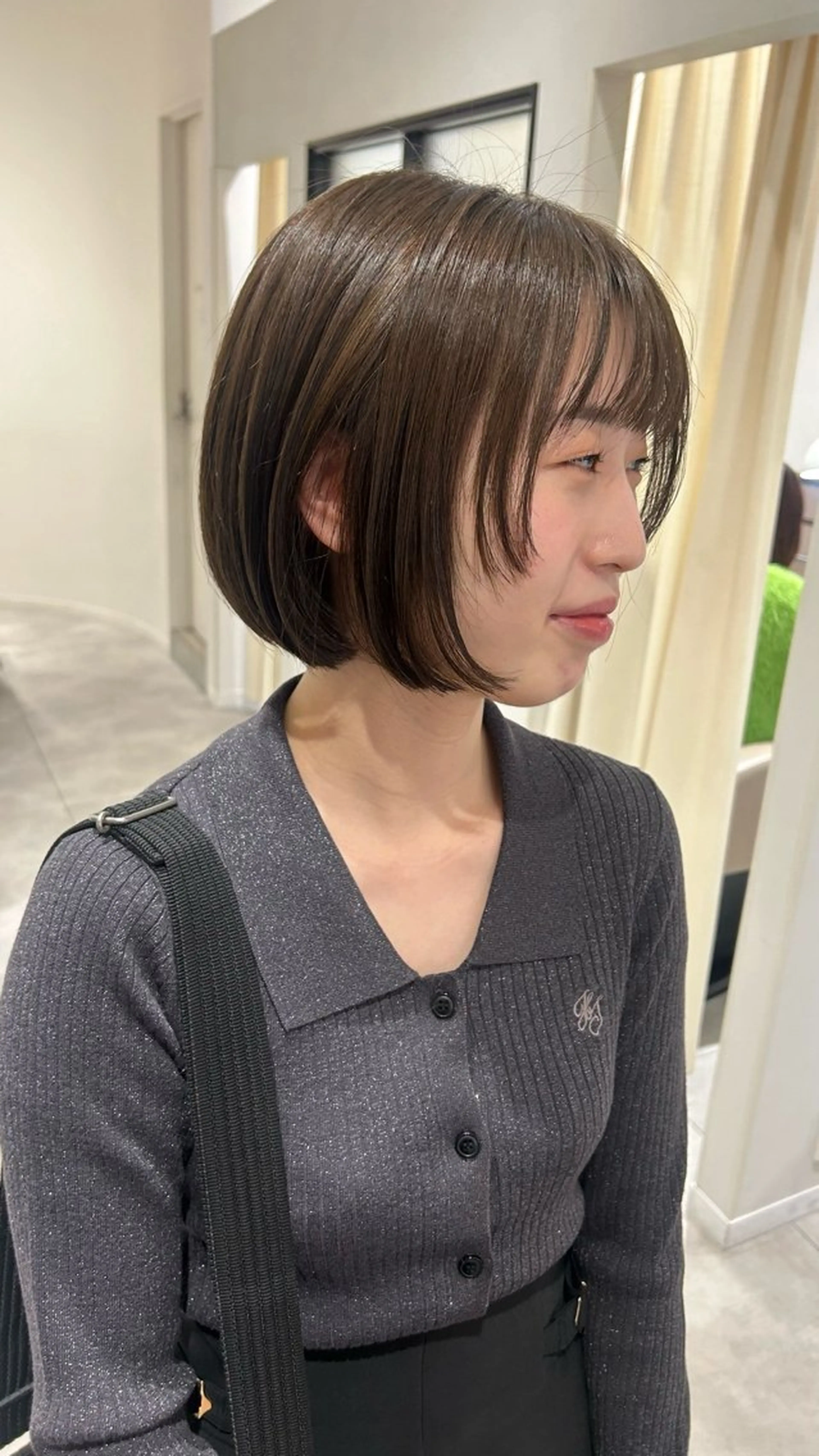 ミディアム カラー ボブ 顔まわりレイヤー レイヤーカット カット ヘアカラー オリーブベージュ/ ブリーチなし透明感のヘアスタイル