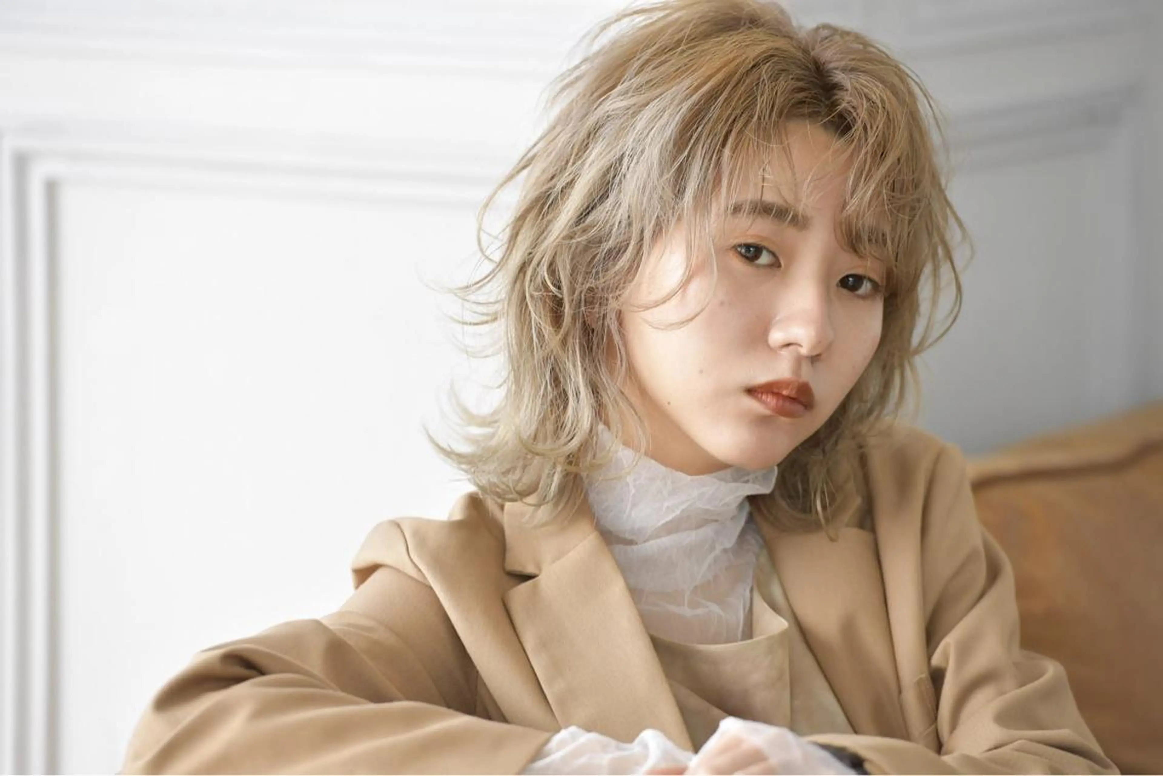 ミディアム カラー ベージュカラー ブリーチ ハイトーンカラー ホワイトベージュ ウルフカット ウルフレイヤーカット /チヒロのヘアスタイル