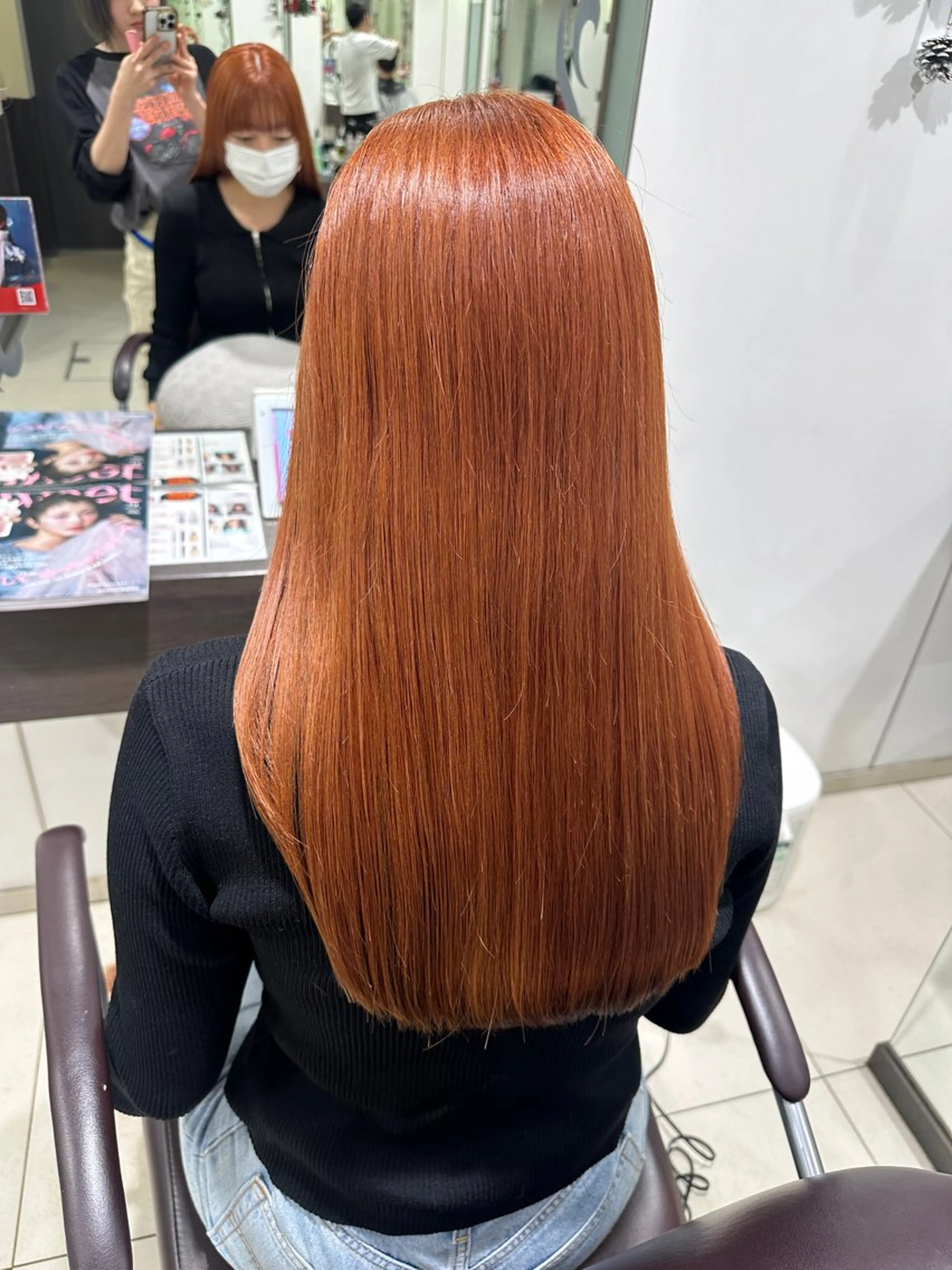 ロング オレンジブラウン レイヤー 艶々カラーのヘアスタイル