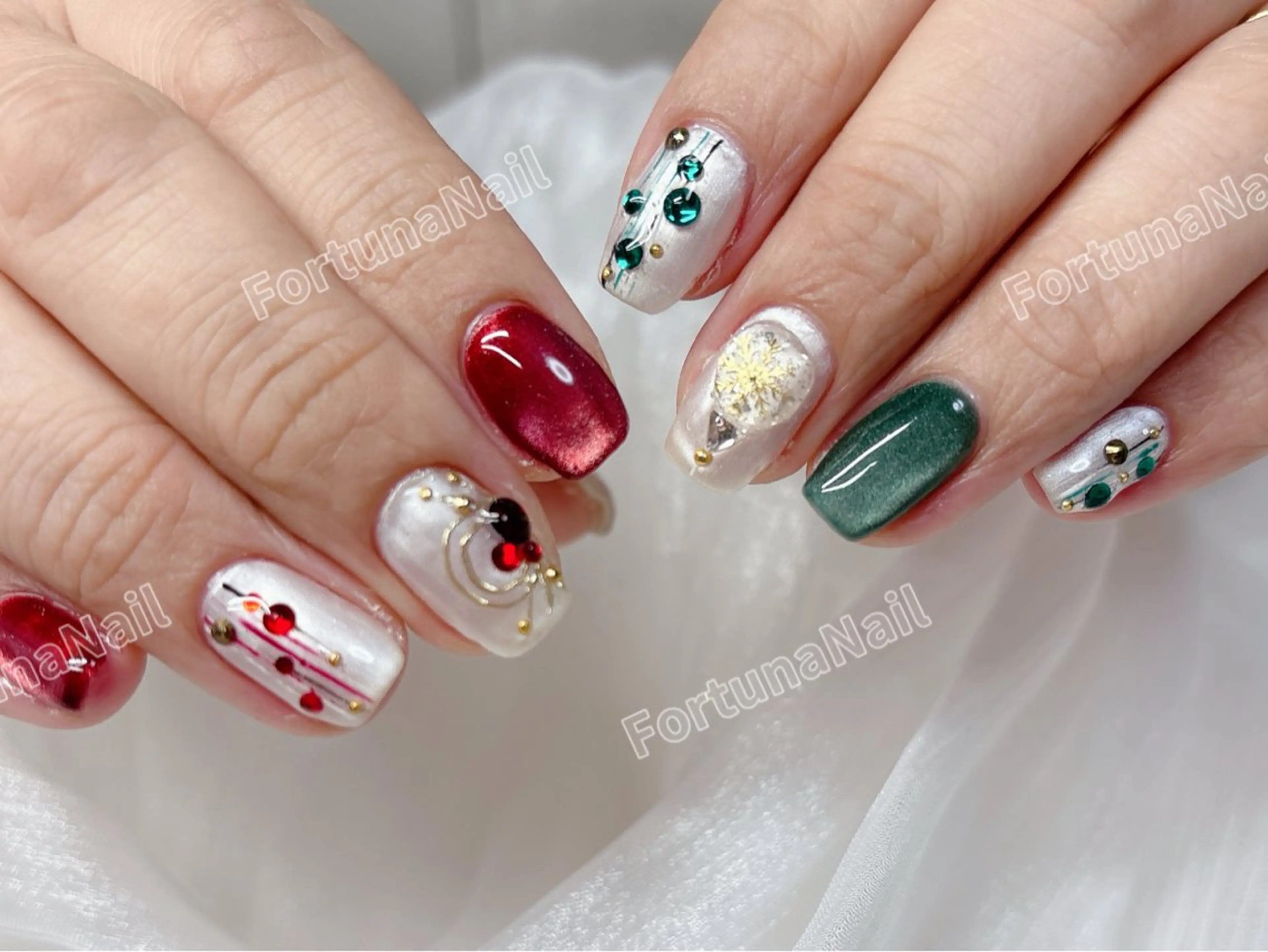 ネイル 成人式 冬ネイル クリスマス ハンドネイル Nail •Head スパFortunaのネイルデザイン