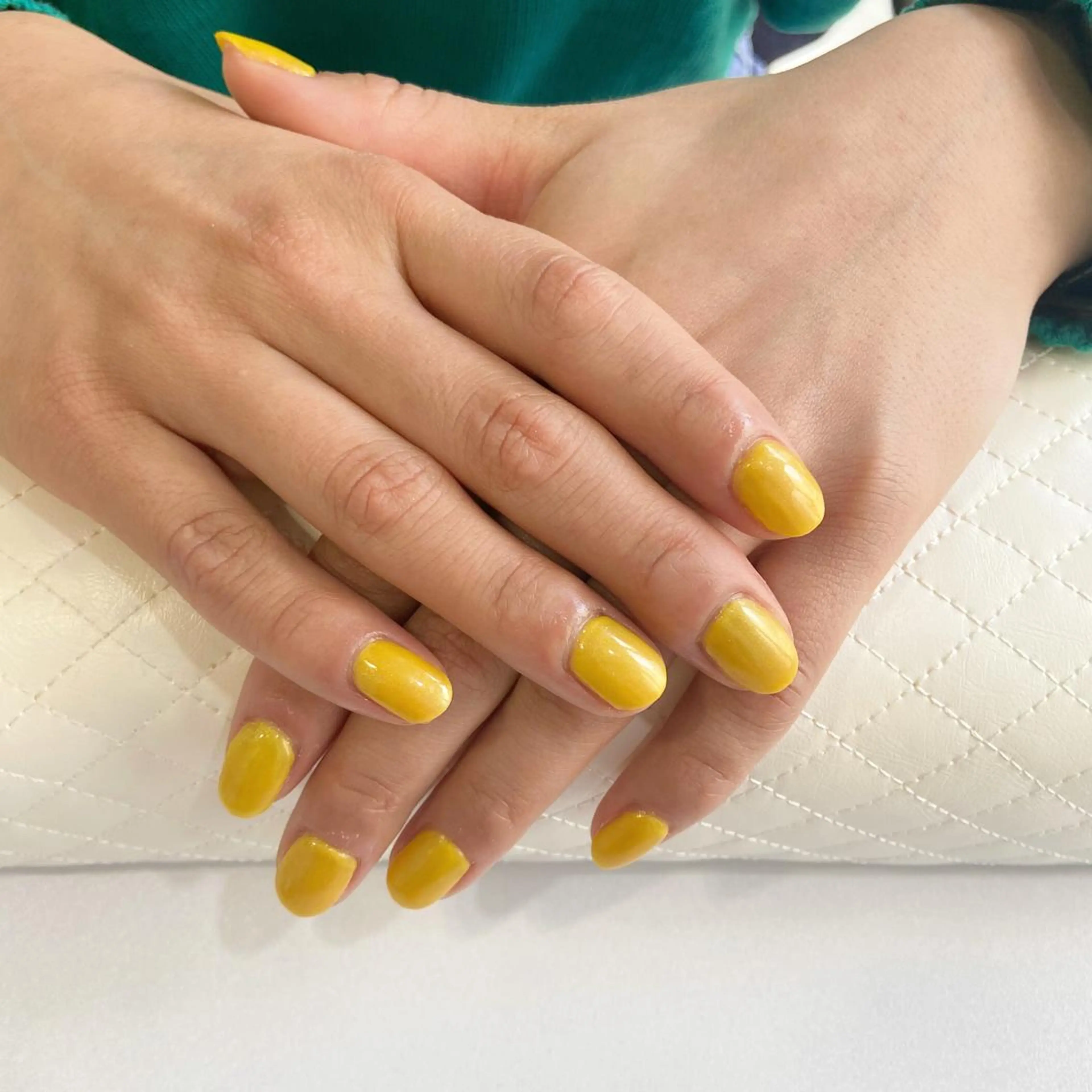 ネイル ラメ(グリッター) ワンカラーネイル ホワイト 黄色 Nail salon suuのネイルデザイン