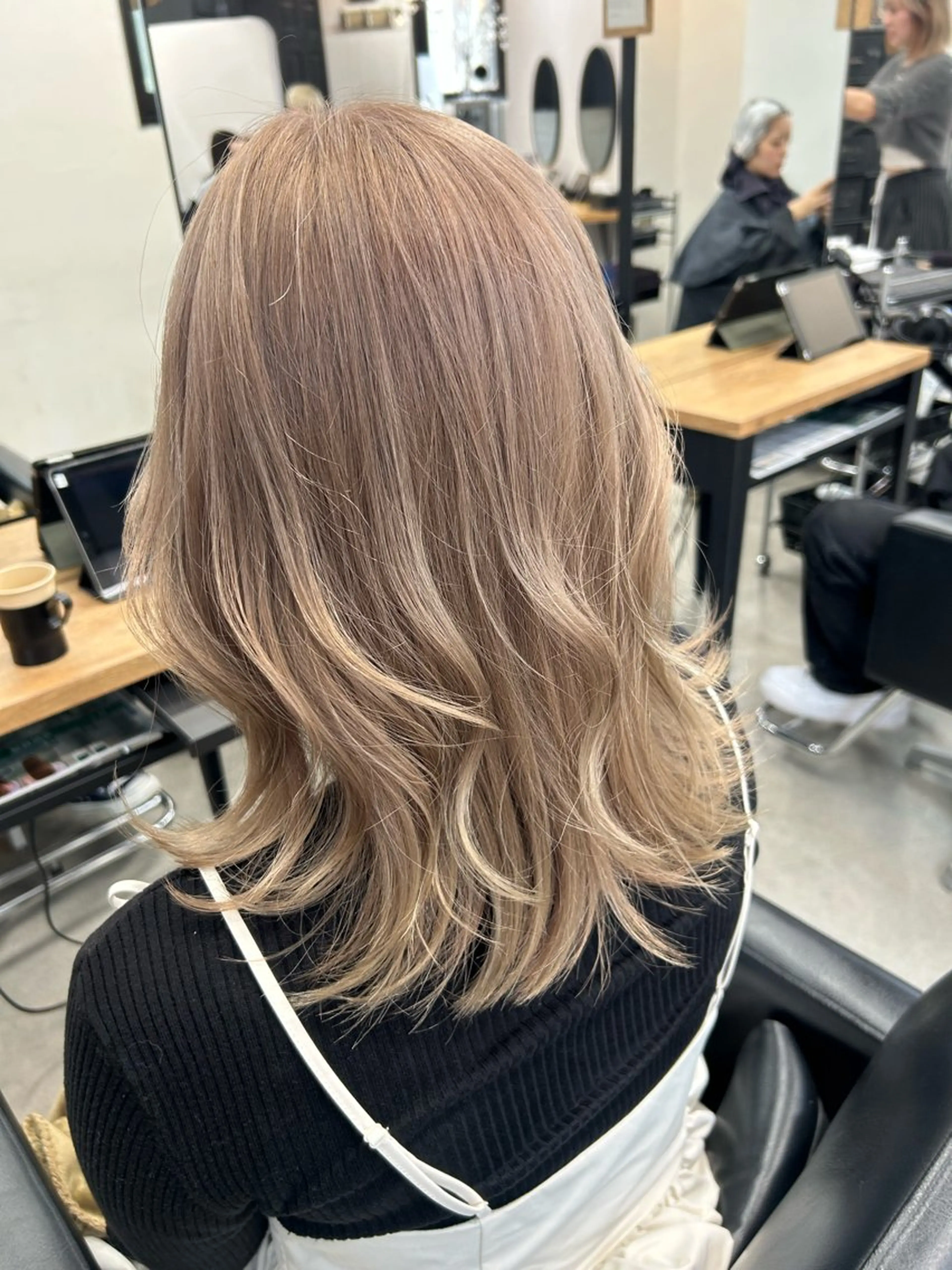 ミディアム カラー ベージュカラー ブリーチ ケアブリーチ ホワイトベージュ レイヤーカット カット ヘアカラー トリートメント ヘアセット RYOSUKE ハイトーンのヘアスタイル