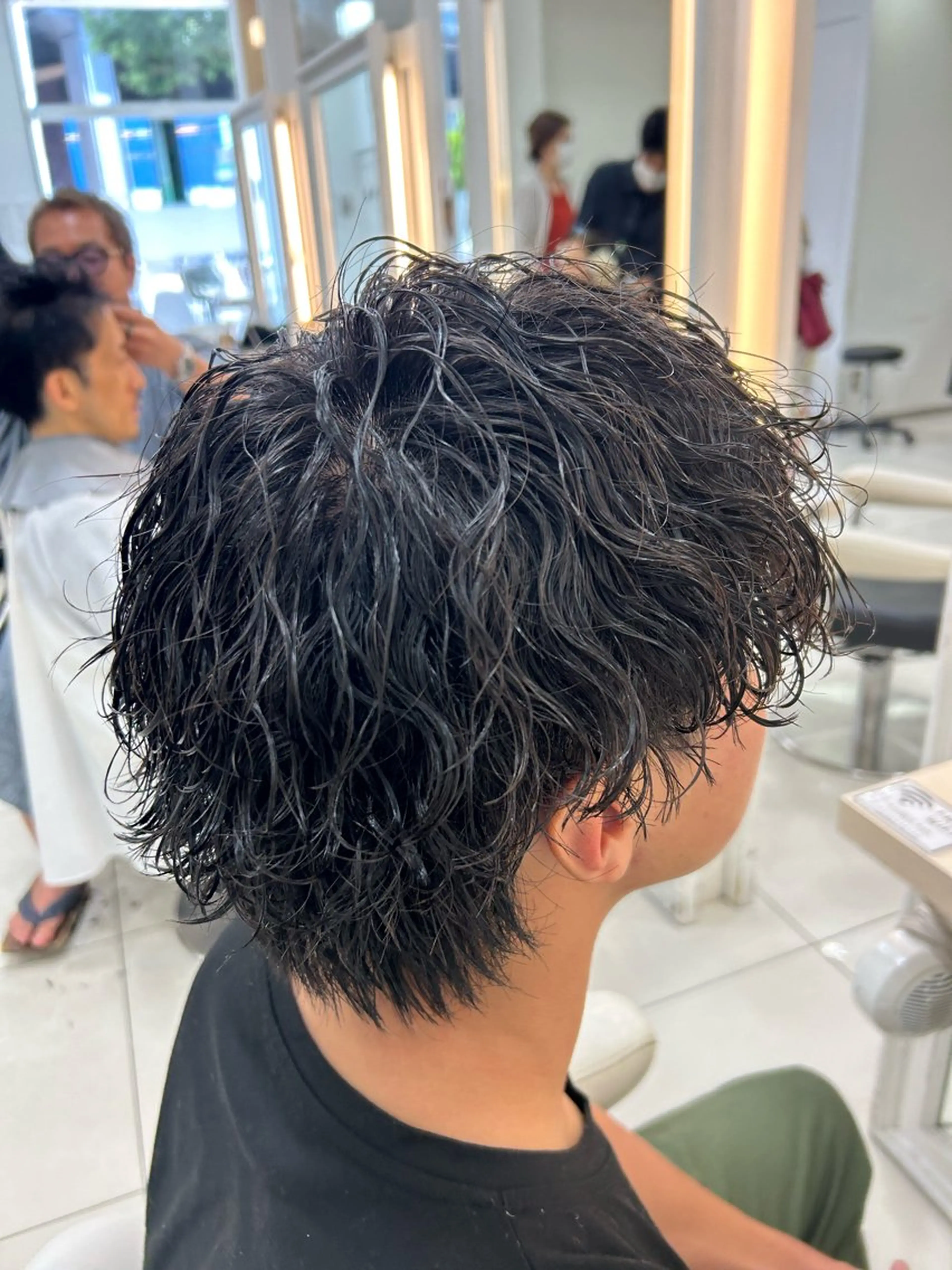 ミディアム パーマ メンズ ミディアムパーマ センターパート フェードカット フェザーパーマ カルマパーマ 髪質改善/艶カラー/ メンズパーマ/鈴木のヘアスタイル