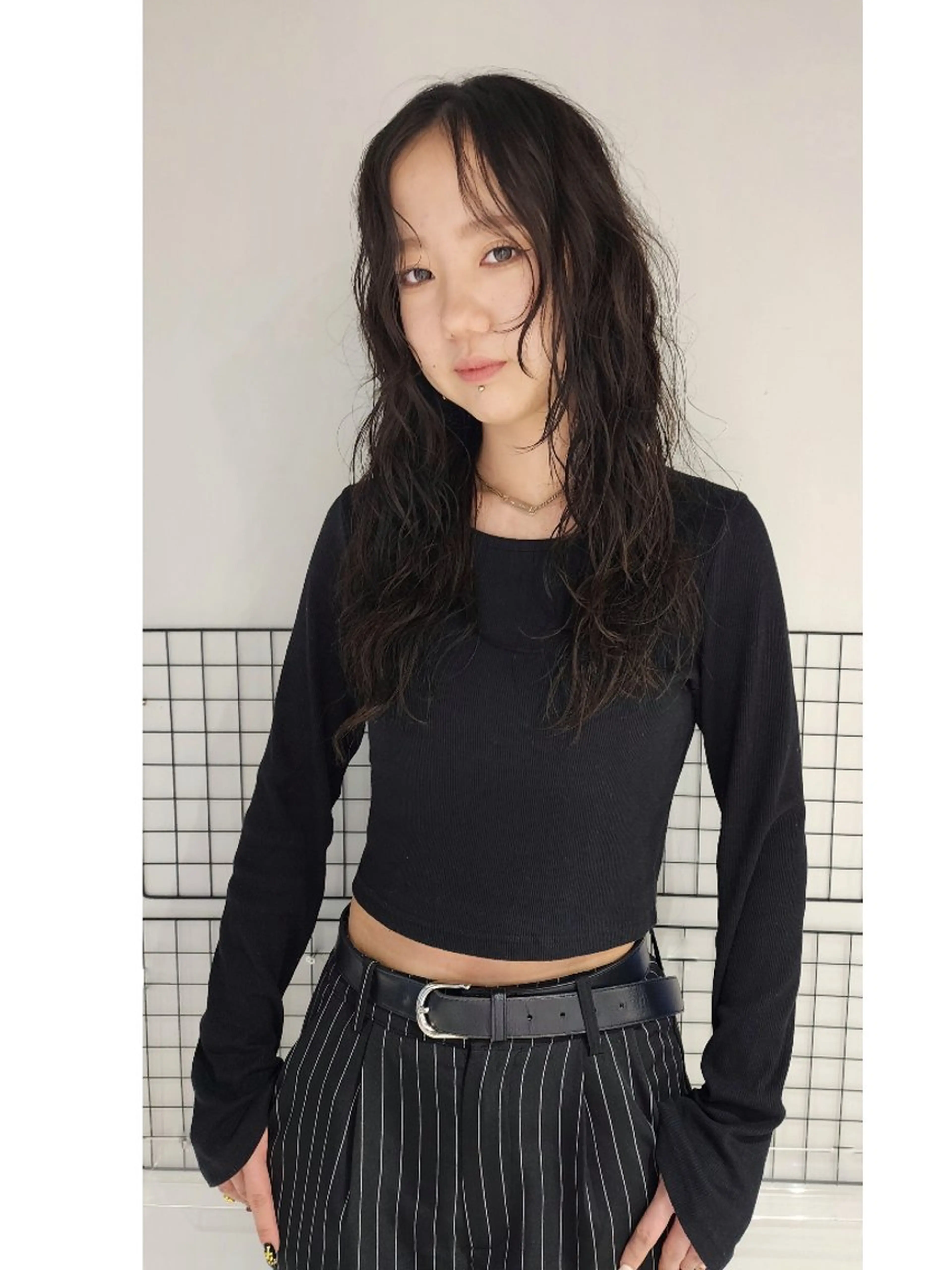 ロング パーマ 顔まわりレイヤー 顔周りカット レイヤーカット カット パーマ トリートメント ハイトーン/ブリーチ /デザインカラーのヘアスタイル