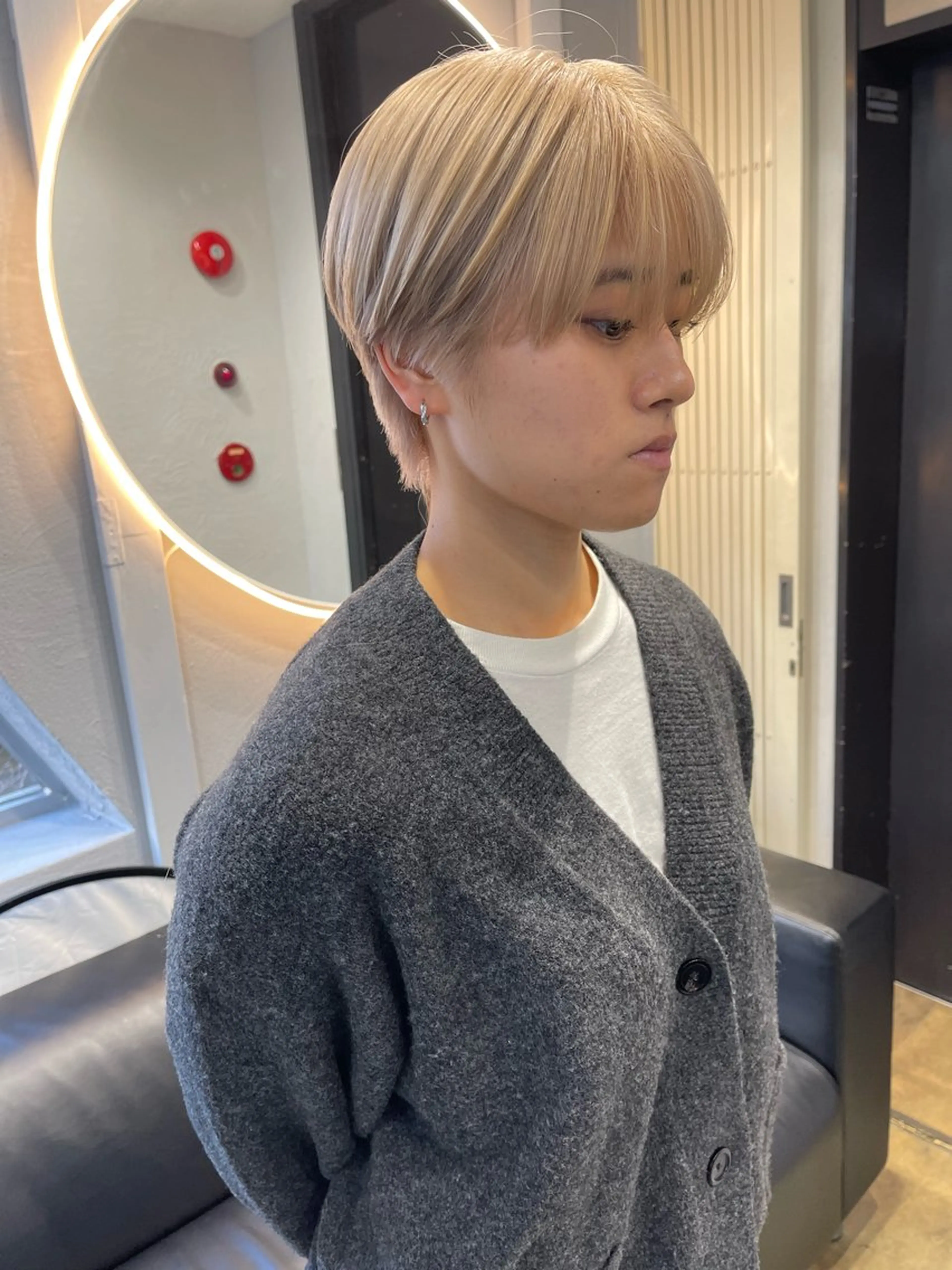 ショート カラー ベージュカラー ブリーチ ケアブリーチ デザインカラー ダブルカラー TATSUブリーチ/ ミルクティーベージュのヘアスタイル