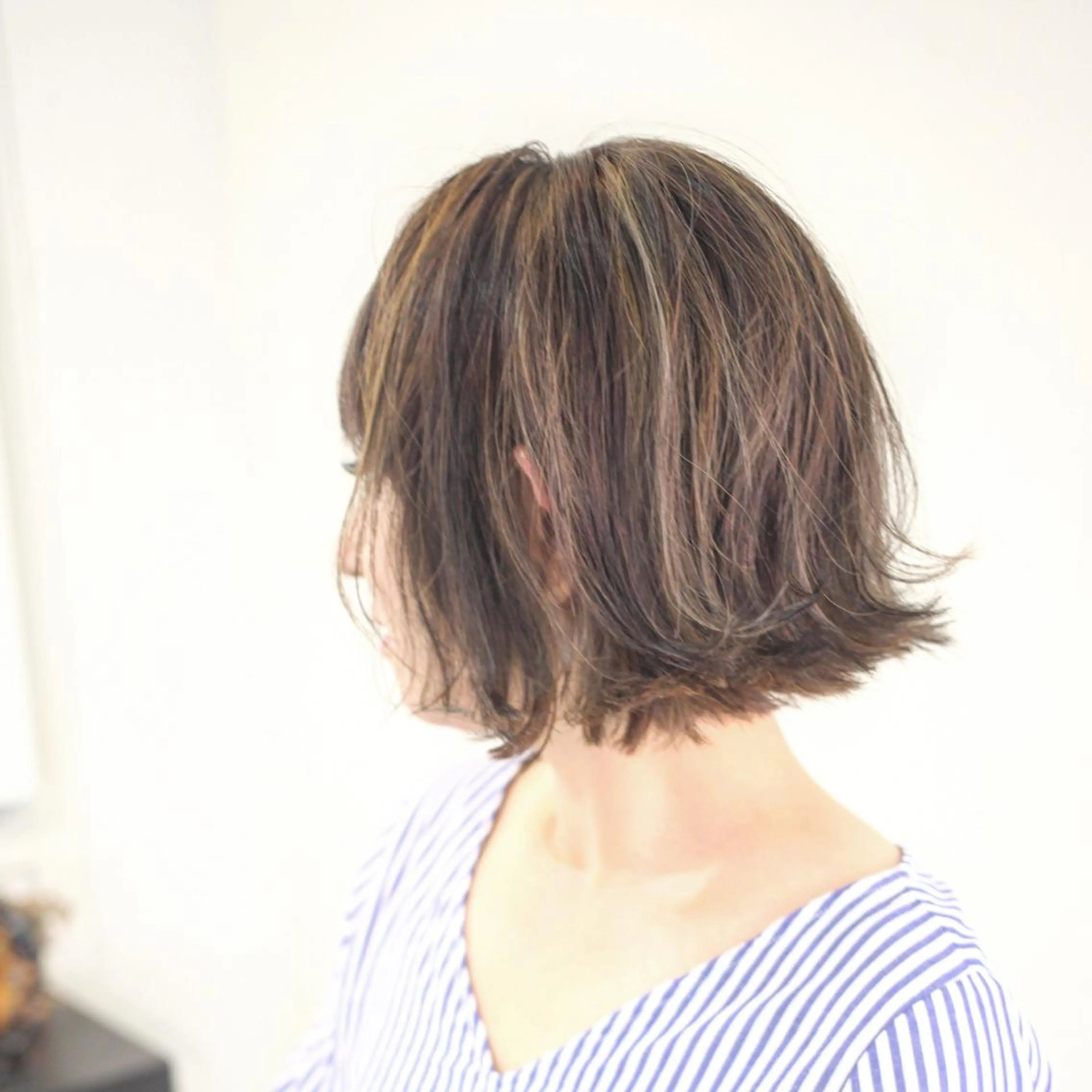 ショート カラー ヘアアレンジ 切りっぱなしボブ アッシュ グラデーションカラー ハイライトカラー ボブ Mariana/ 鶴原-ハイライトのヘアスタイル