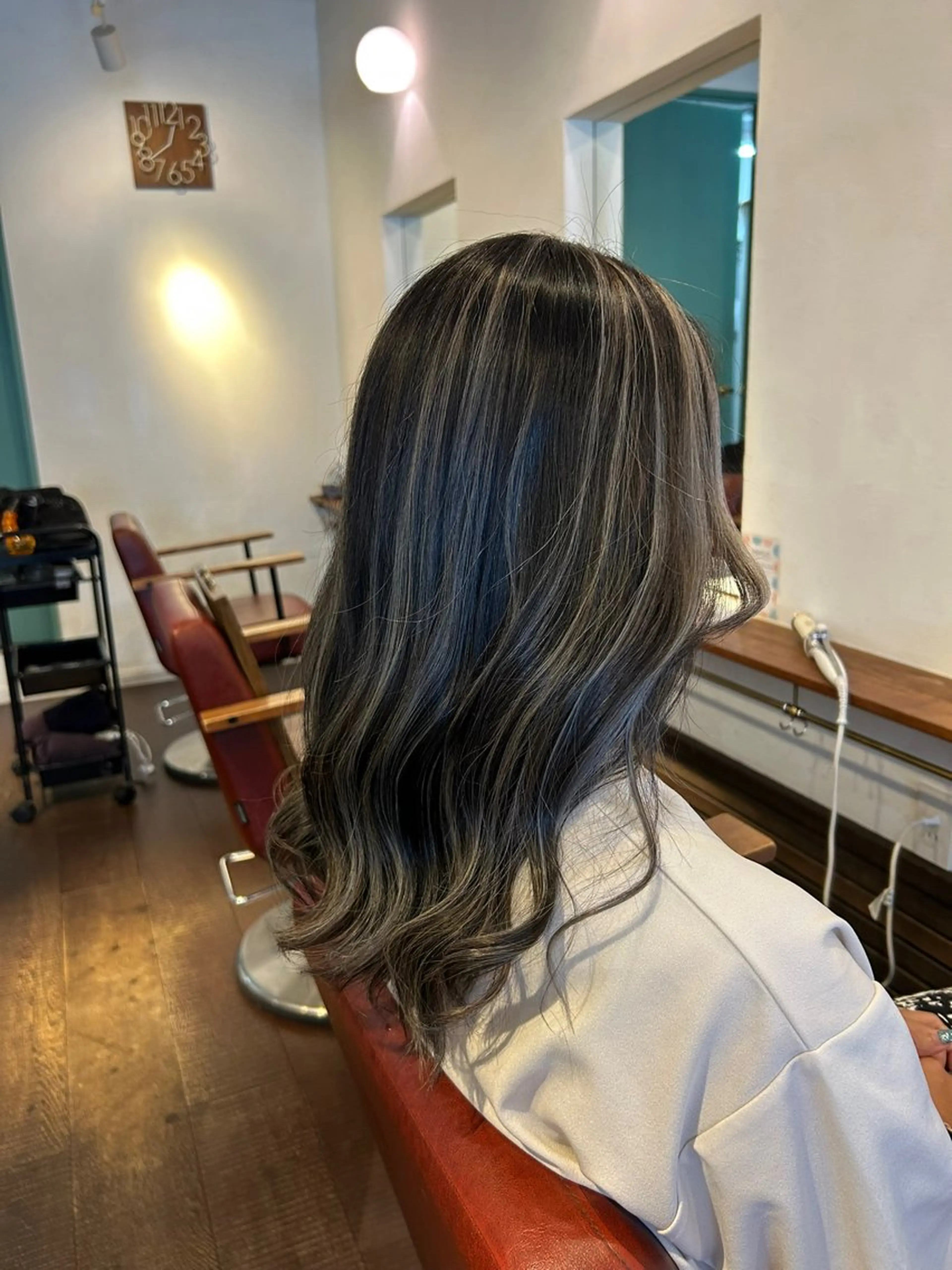 セミロング ハイライト カット ヘアカラー HASIMOTO jijibyMOPSのヘアスタイル