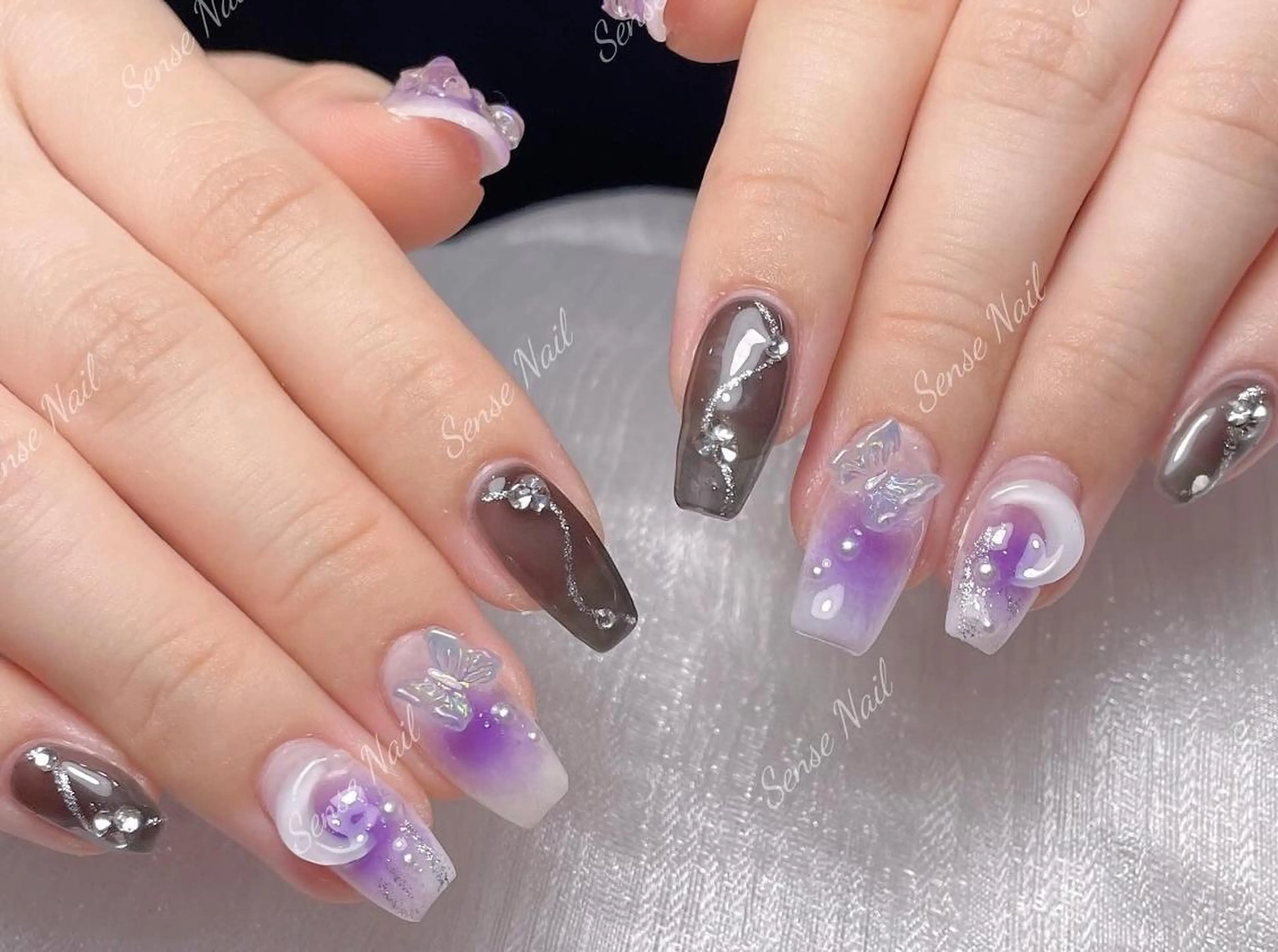 ネイル Queening 🦋のネイルデザイン
