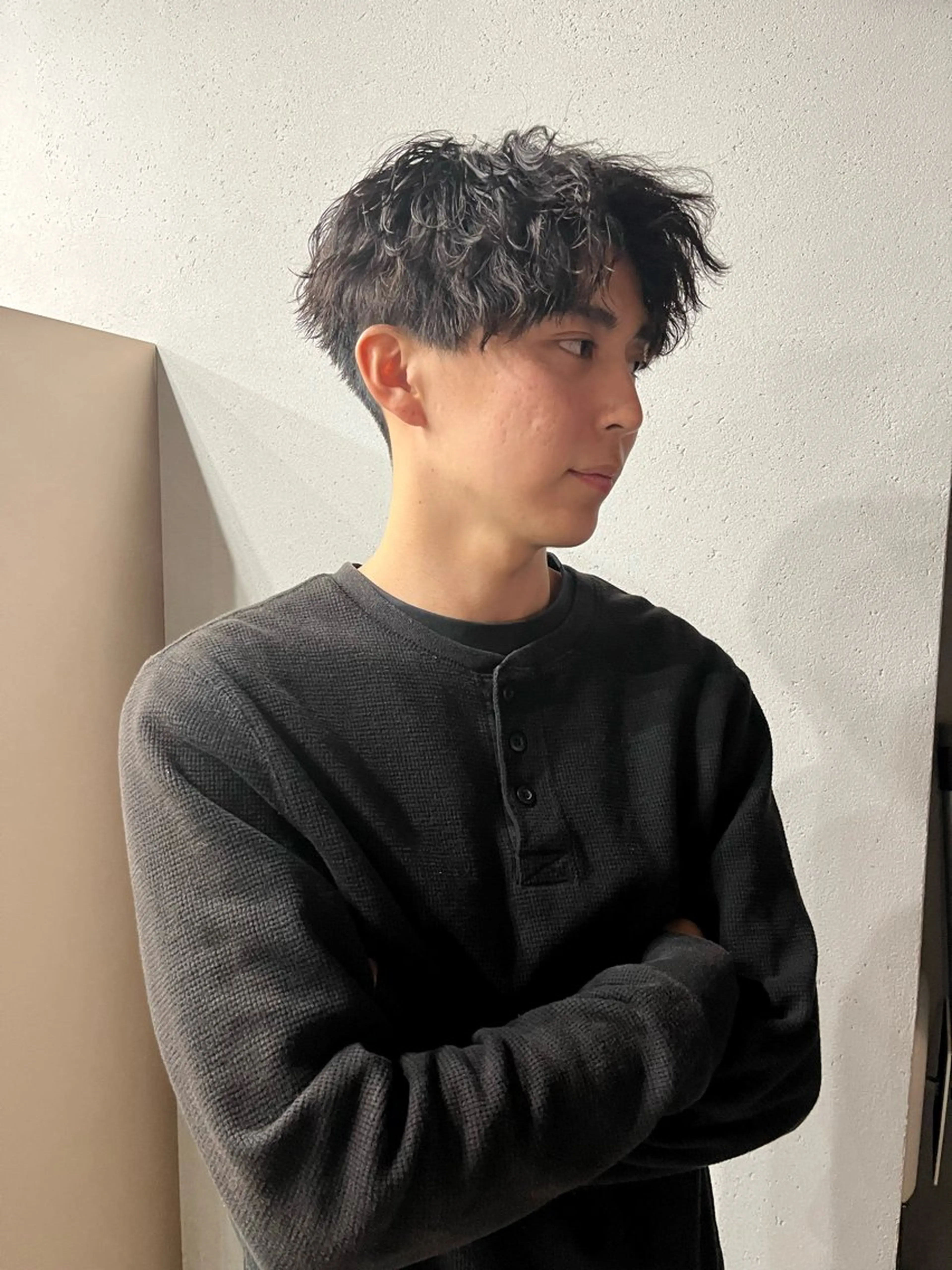 ショート パーマ メンズ カット パーマ 曲がる縮毛矯正 センターパートのヘアスタイル