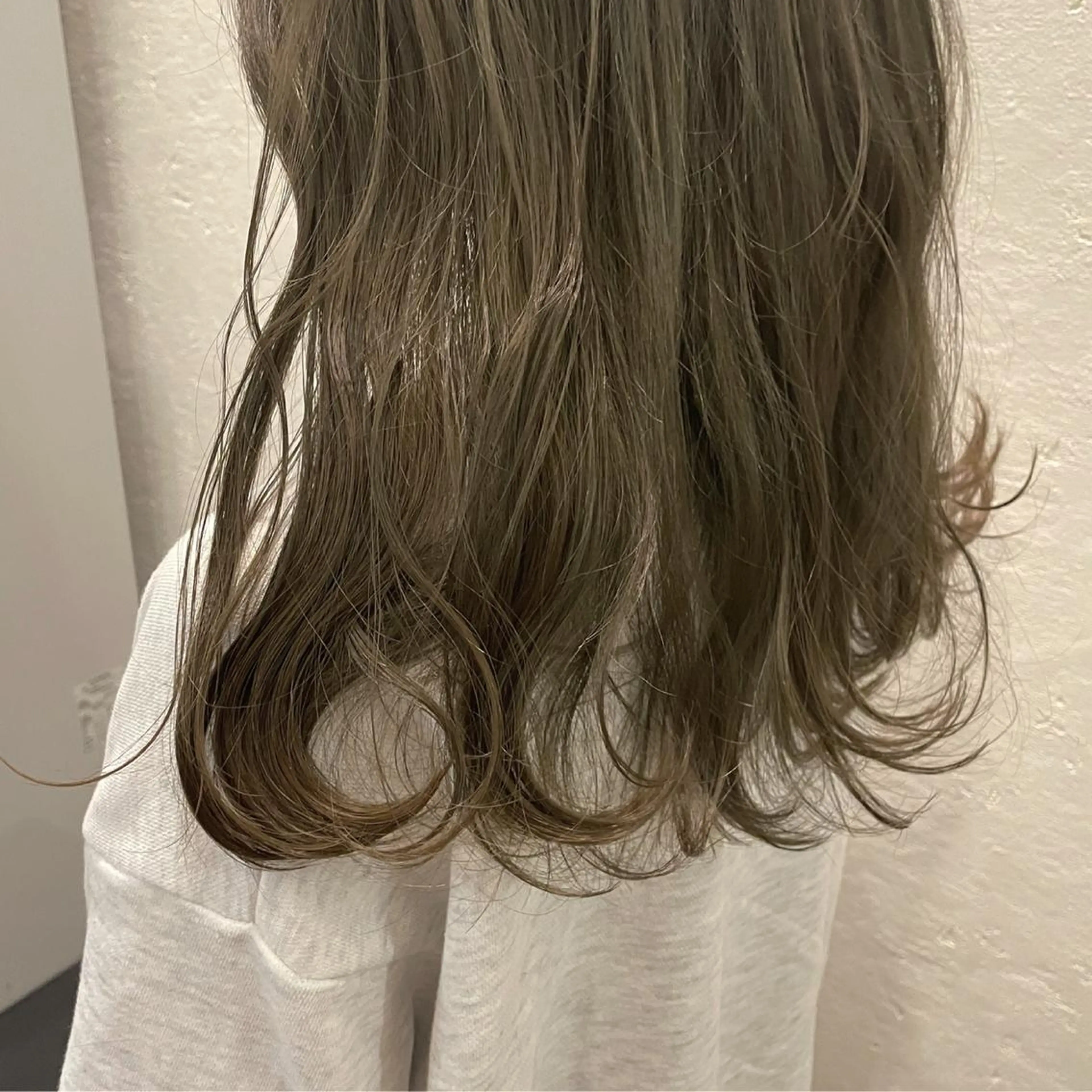 セミロング ブリーチなしベージュ カラー佐藤華厘のヘアスタイル