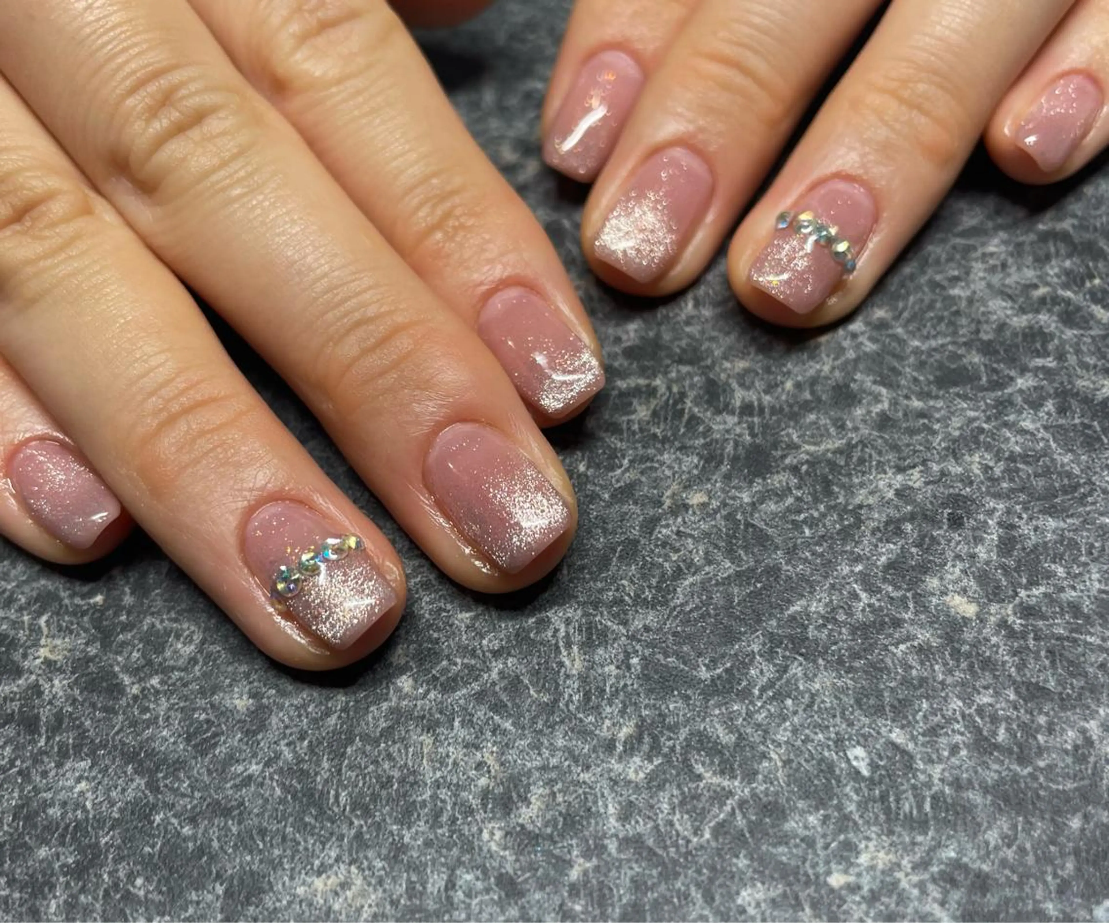 ネイル ジェルネイル グラデーション キラキラネイル マグネットネイル ピンク ハンドネイル ハンドケア atelier yu's nail所属・atelier yu's nailのネイルデザイン