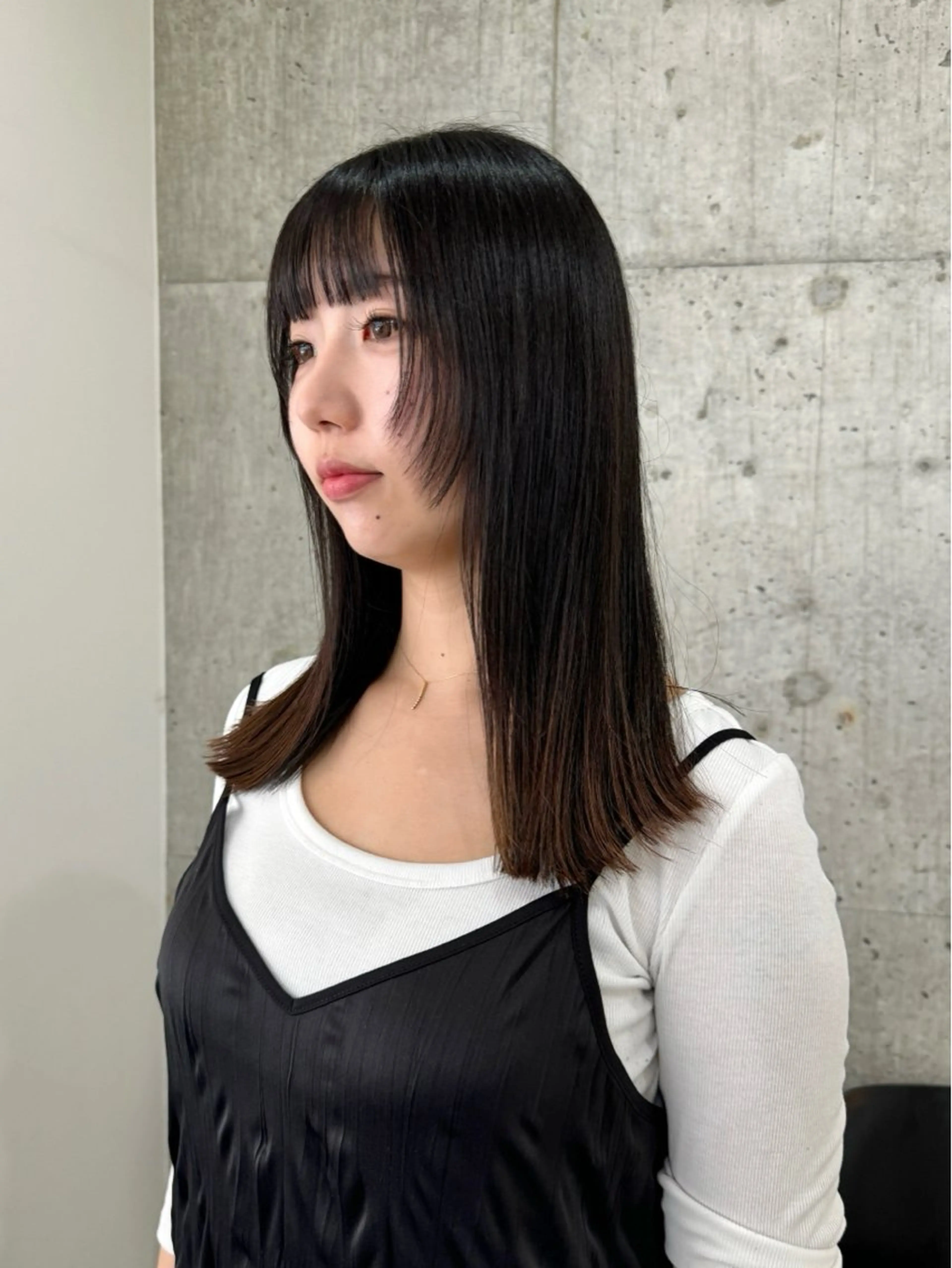 ミディアム デザインカット 顔まわりレイヤー レイヤーカット ワイドバング 切りっぱなしボブ/ ブリーチカラー/大塚のヘアスタイル