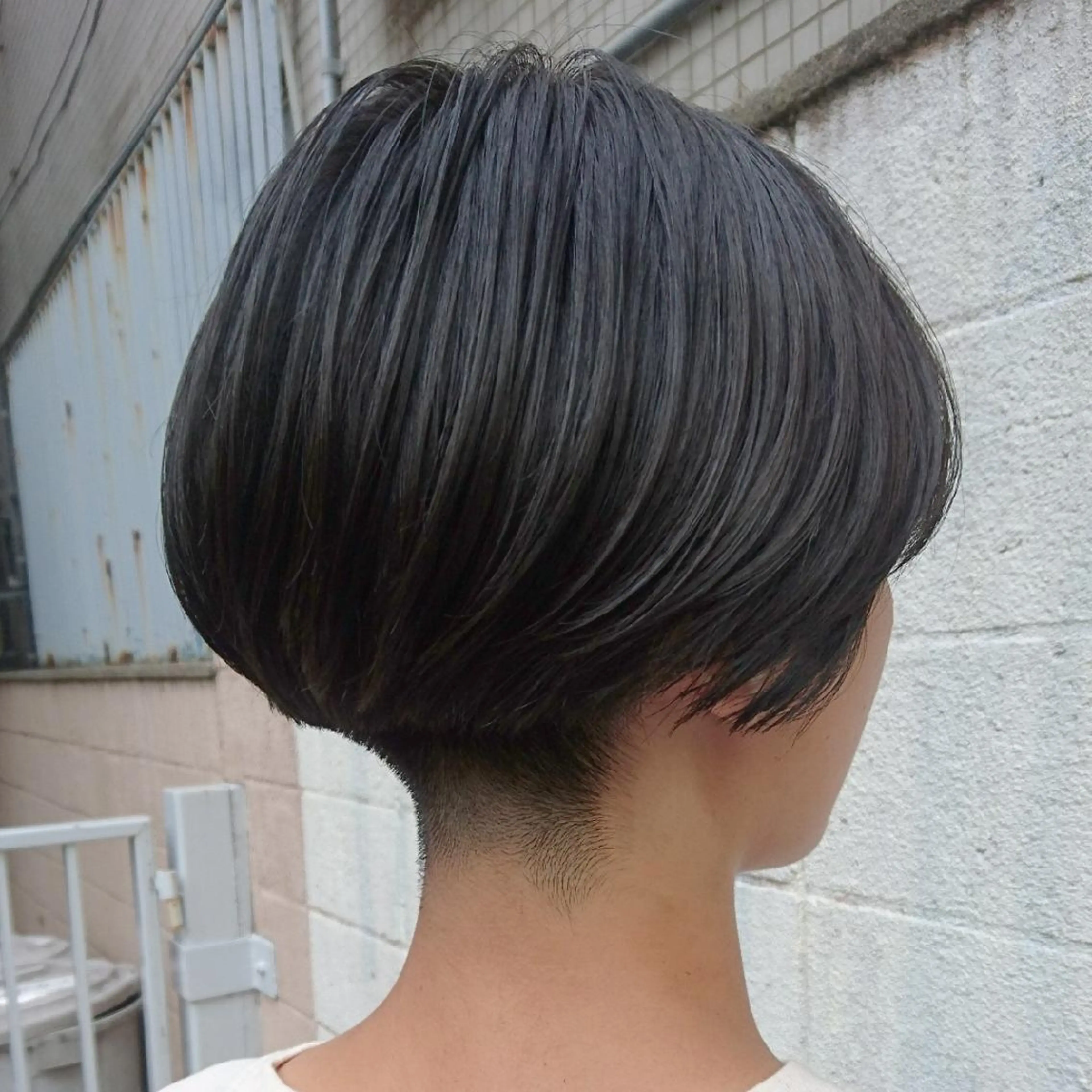 ショート カラー ハンサムショート アッシュ 透明感カラー ネイビーカラー ショートヘア 大人ショートのスペシ ャリスト✨️井上雄輝のヘアスタイル