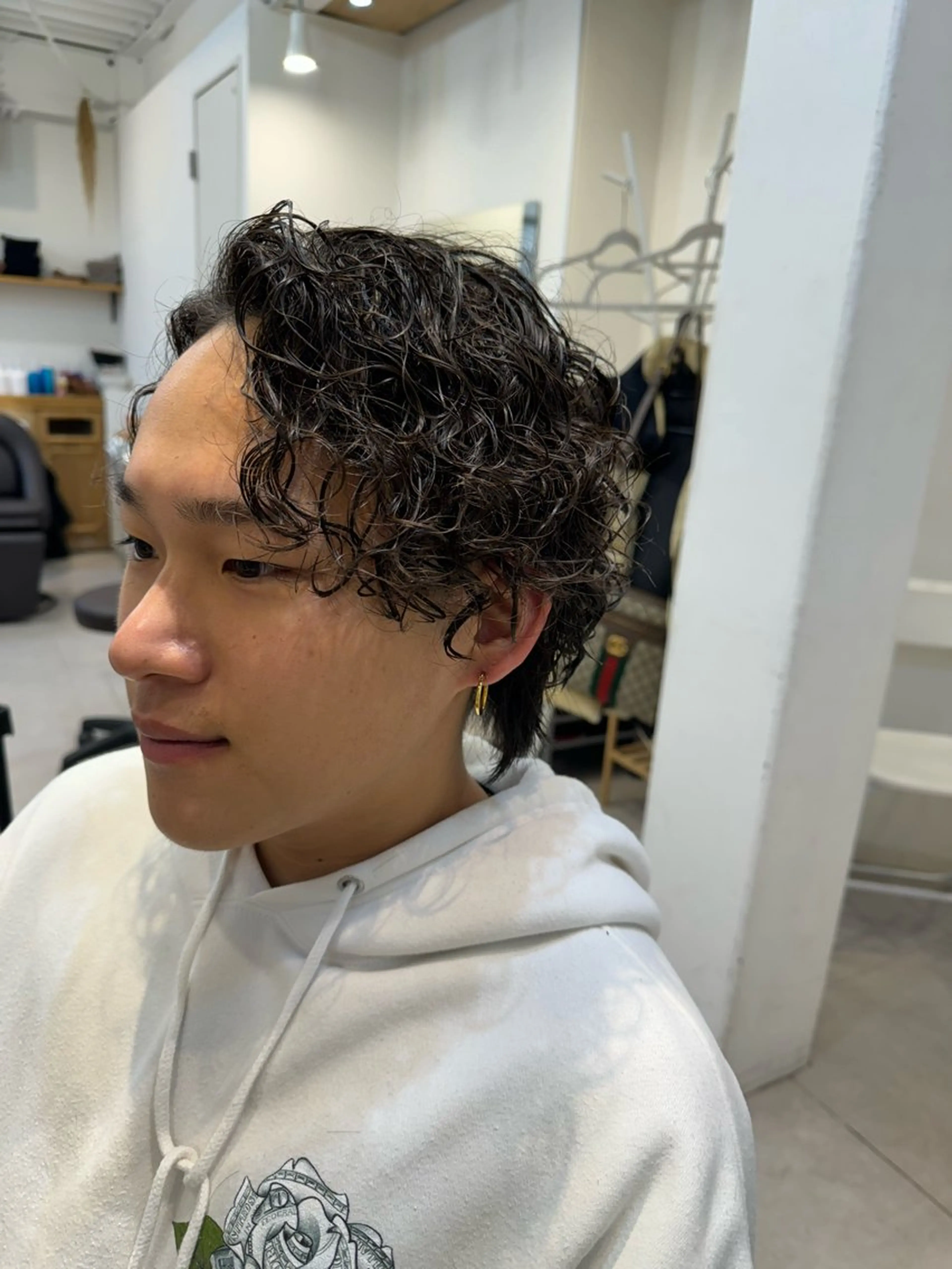 ミディアム パーマ メンズ ミディアムパーマ メンズパーマ スパイラルパーマ 似合う髪型が 分からない方へのヘアスタイル