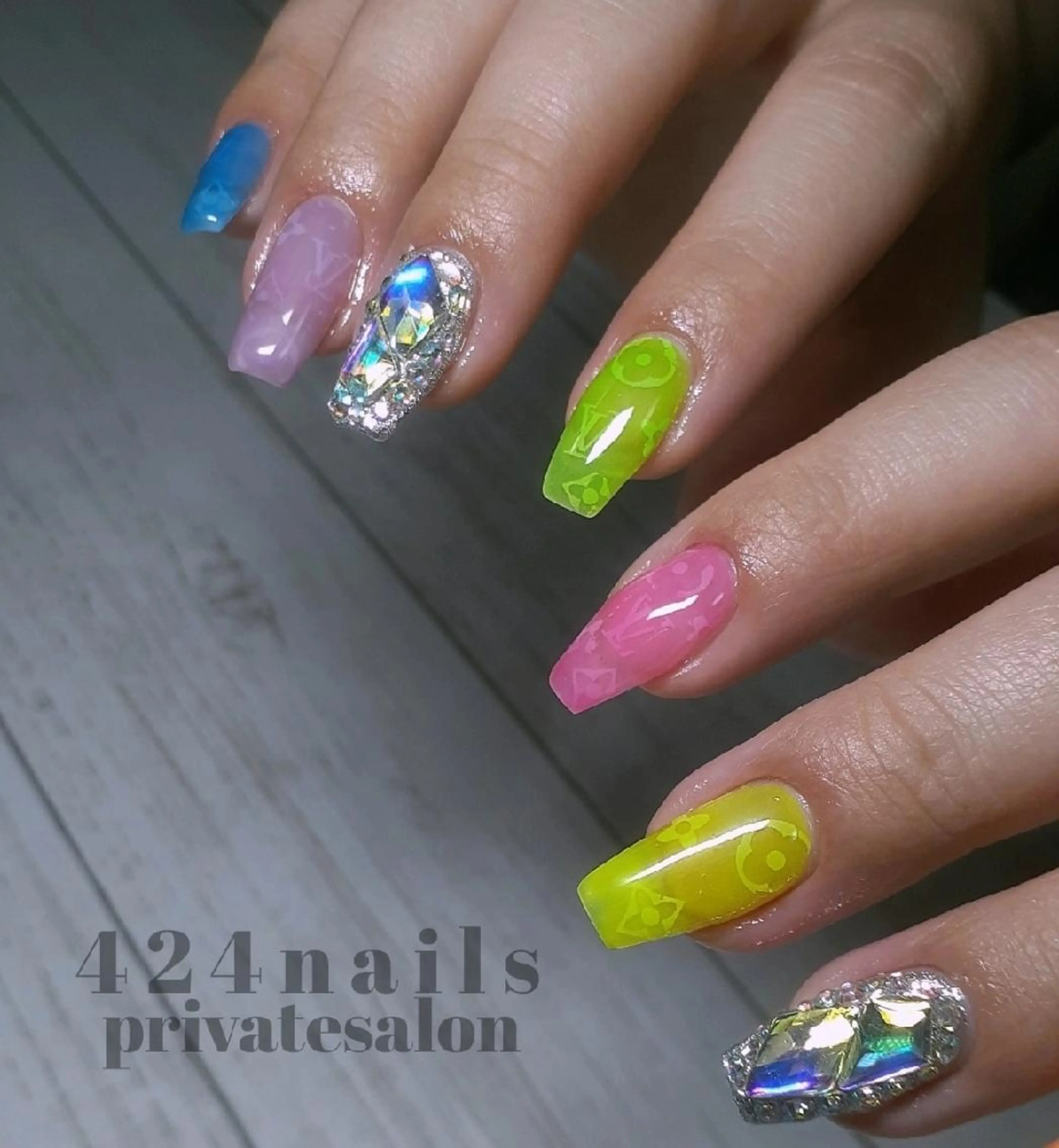 ロング カラー ネイル キッズ メンズ パーマ アイブロウ ヘアアレンジ マツエク・マツパ 424 nailsのネイルデザイン