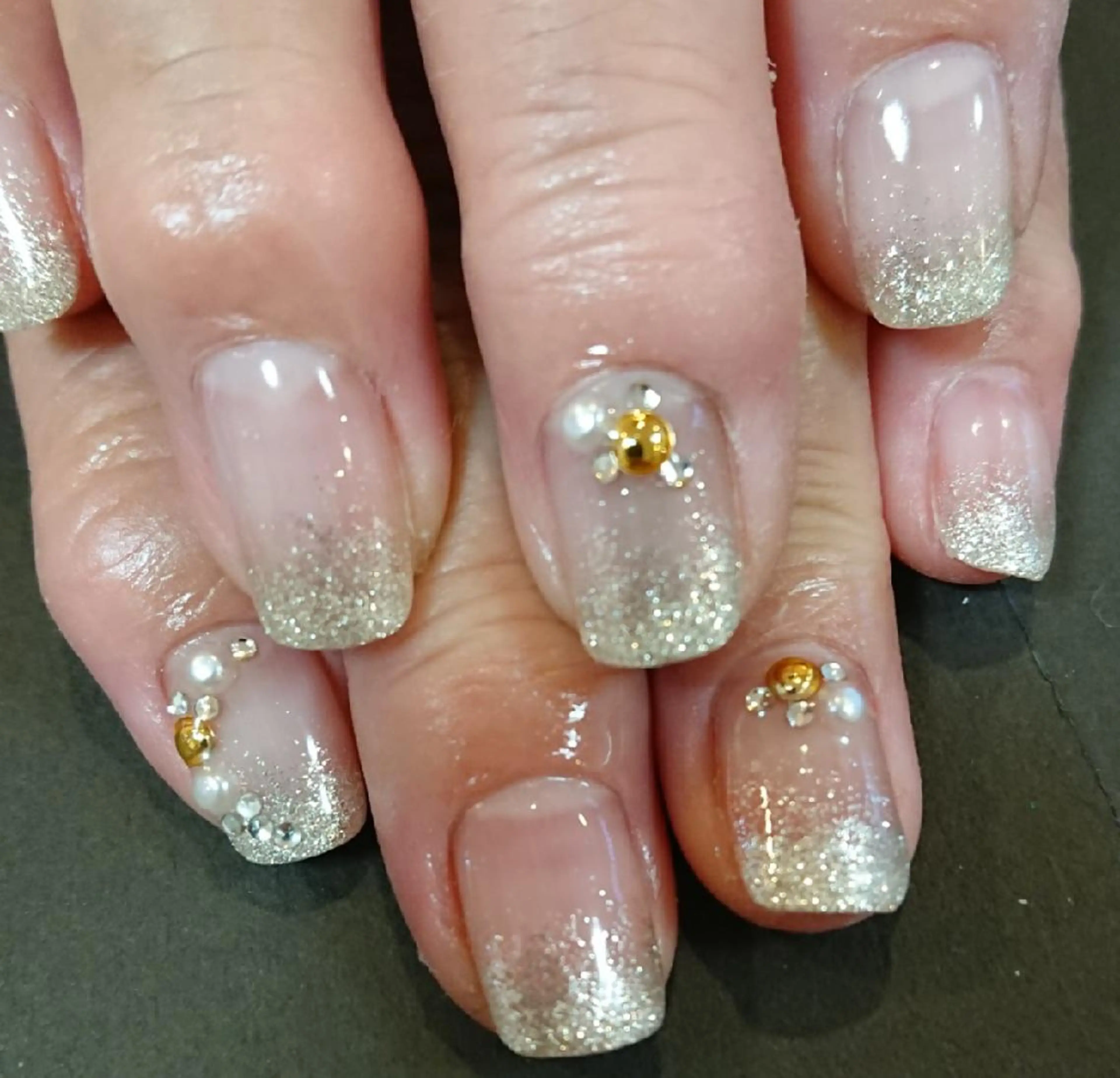 ネイル ゴールド グラデーション Lilith Nailのネイルデザイン