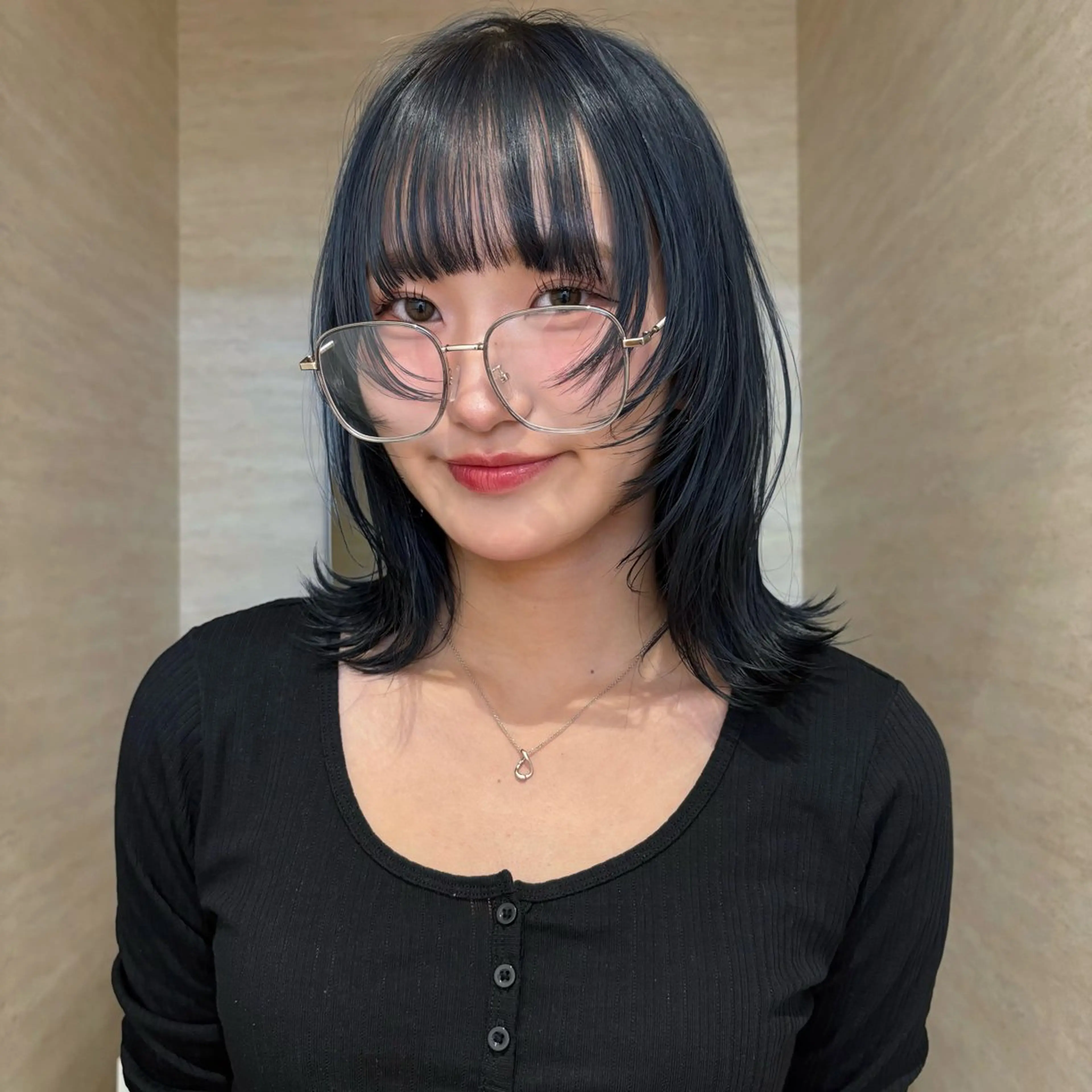 ミディアム カラー ミディアムレイヤー 黒髪 ブリーチ ブルーカラー ブルーブラック カット ヘアカラー トリートメント ブリーチ/韓国 💫ひなた💫のヘアスタイル