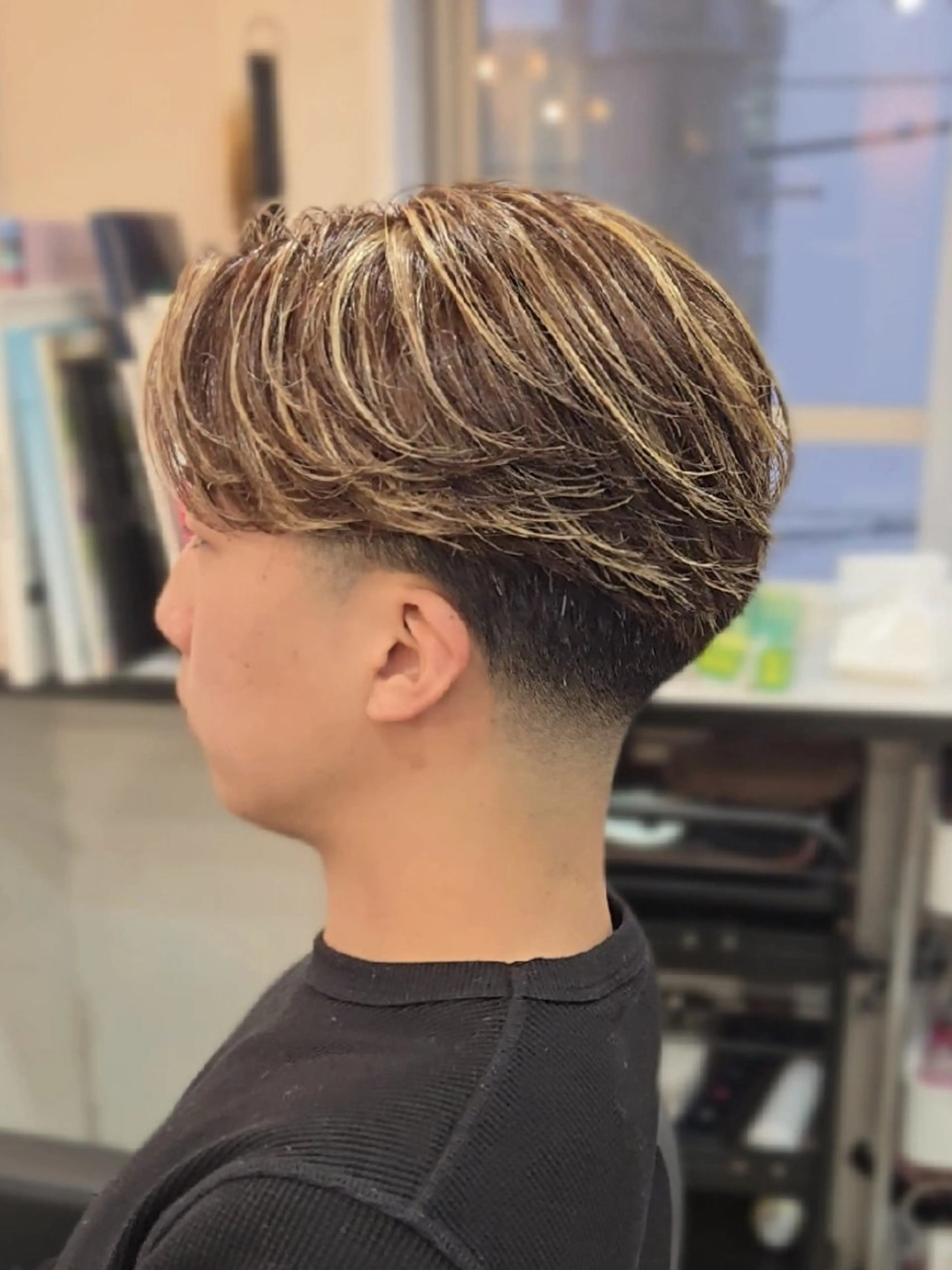 メンズ ミディアム カラー フェードカット メンズハイライト ブラウンカラー ハイライトカラー ナチュラルブラウン カット ヘアカラー ヘアセット LEN名古屋/パーマ 海外ヘア/メンズ特化のヘアスタイル