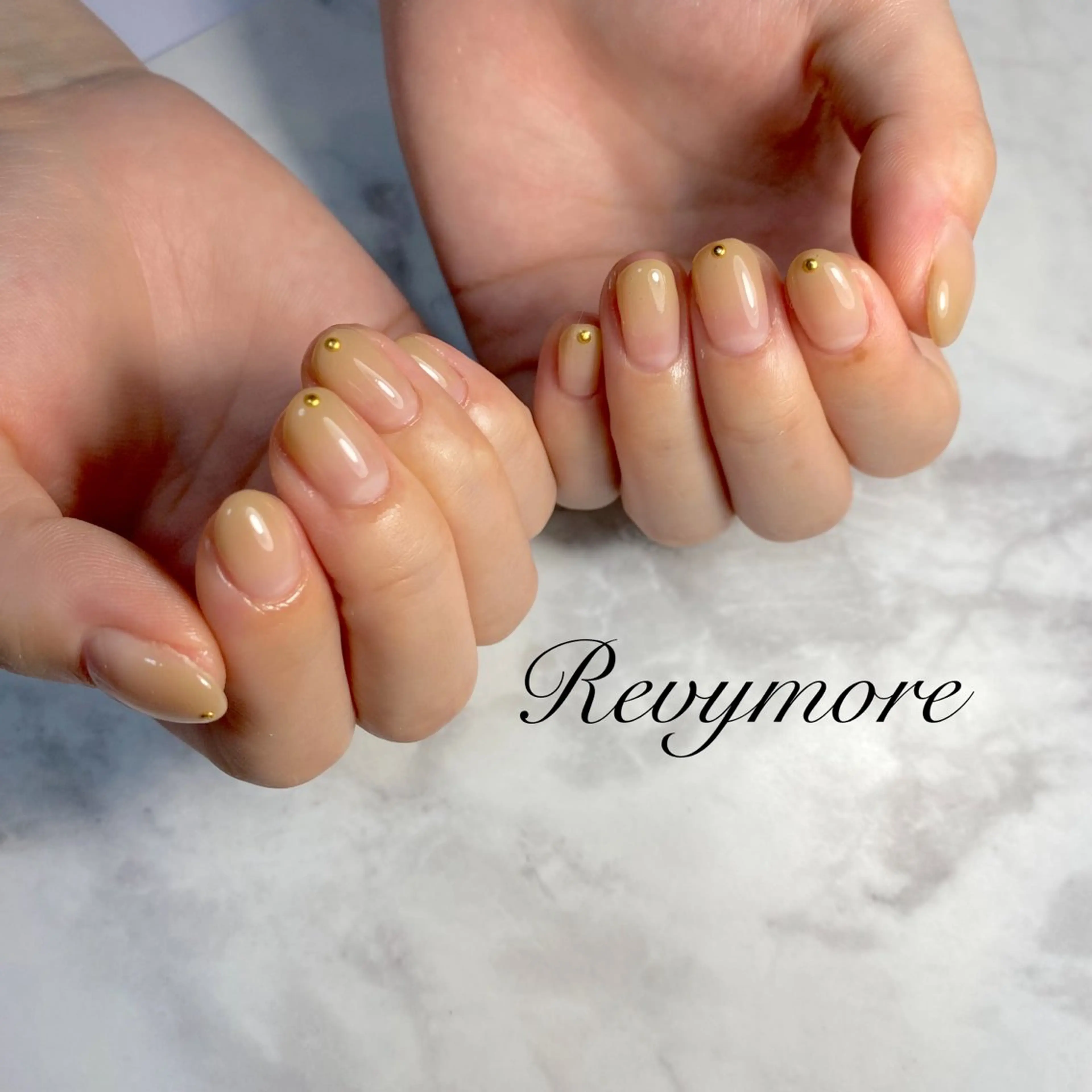 ミディアム ネイル 韓国風ヘア ジェルネイル キラキラネイル 韓国ネイル ニュアンスネイル nail salon Revymoreのネイルデザイン