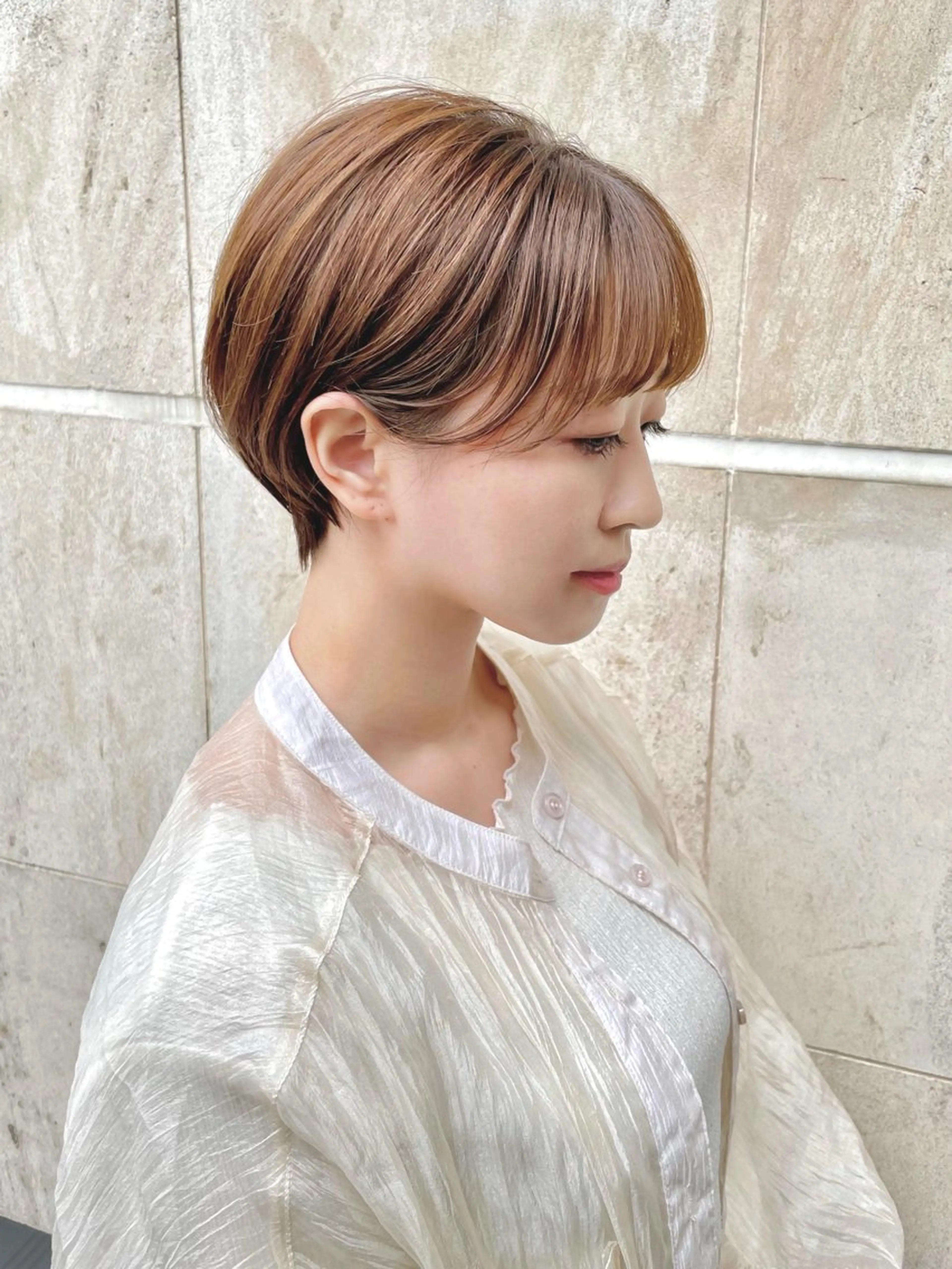 ショート カラー 切りっぱなしボブ ショートボブ ボブ 韓国風ヘア レイヤーカット アオガミ （前髪顔周りカット）のヘアスタイル