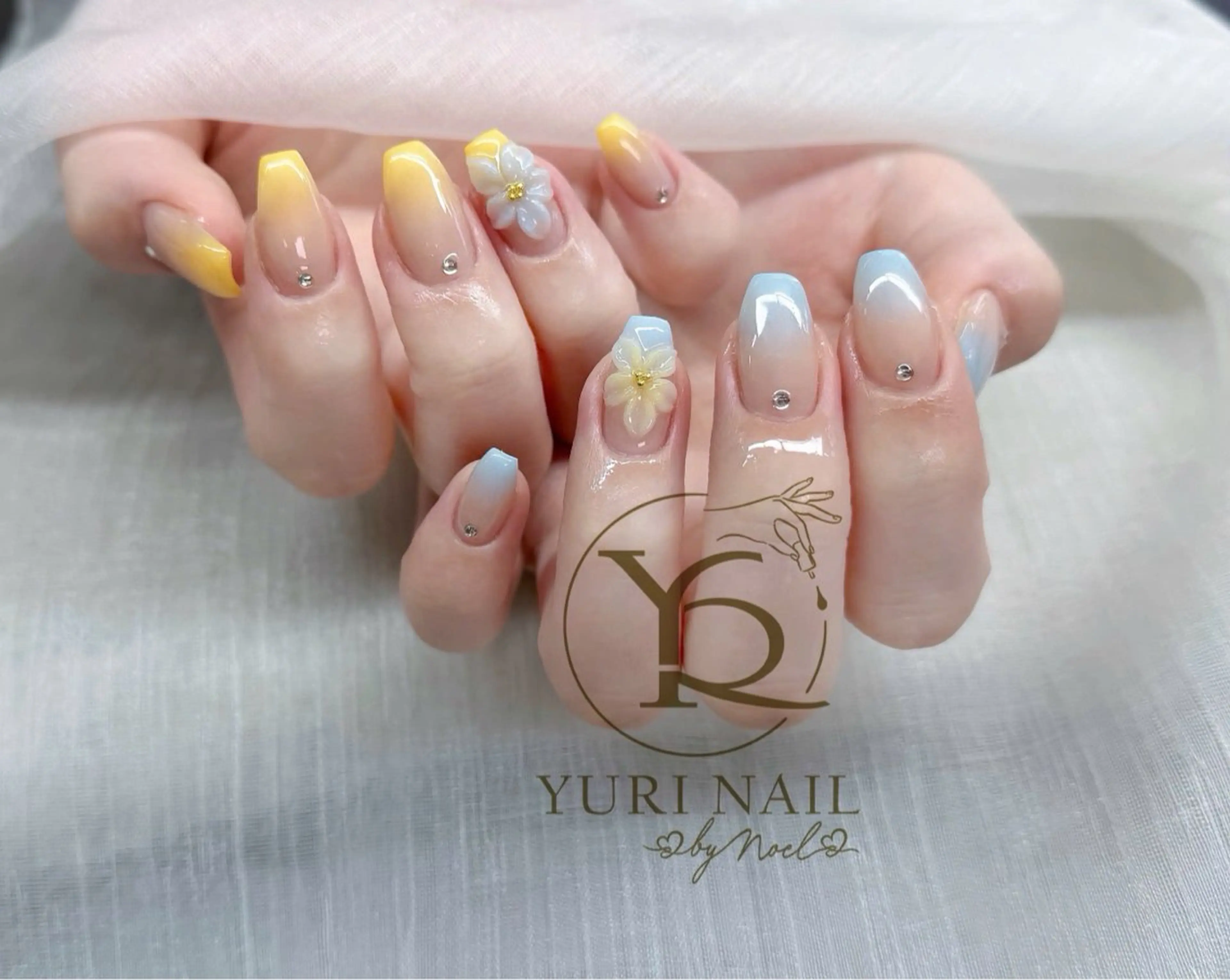 ネイル オーロラネイル ブルー チークネイル フレンチネイル ジェルネイル YURI Nail Funabashiのネイルデザイン