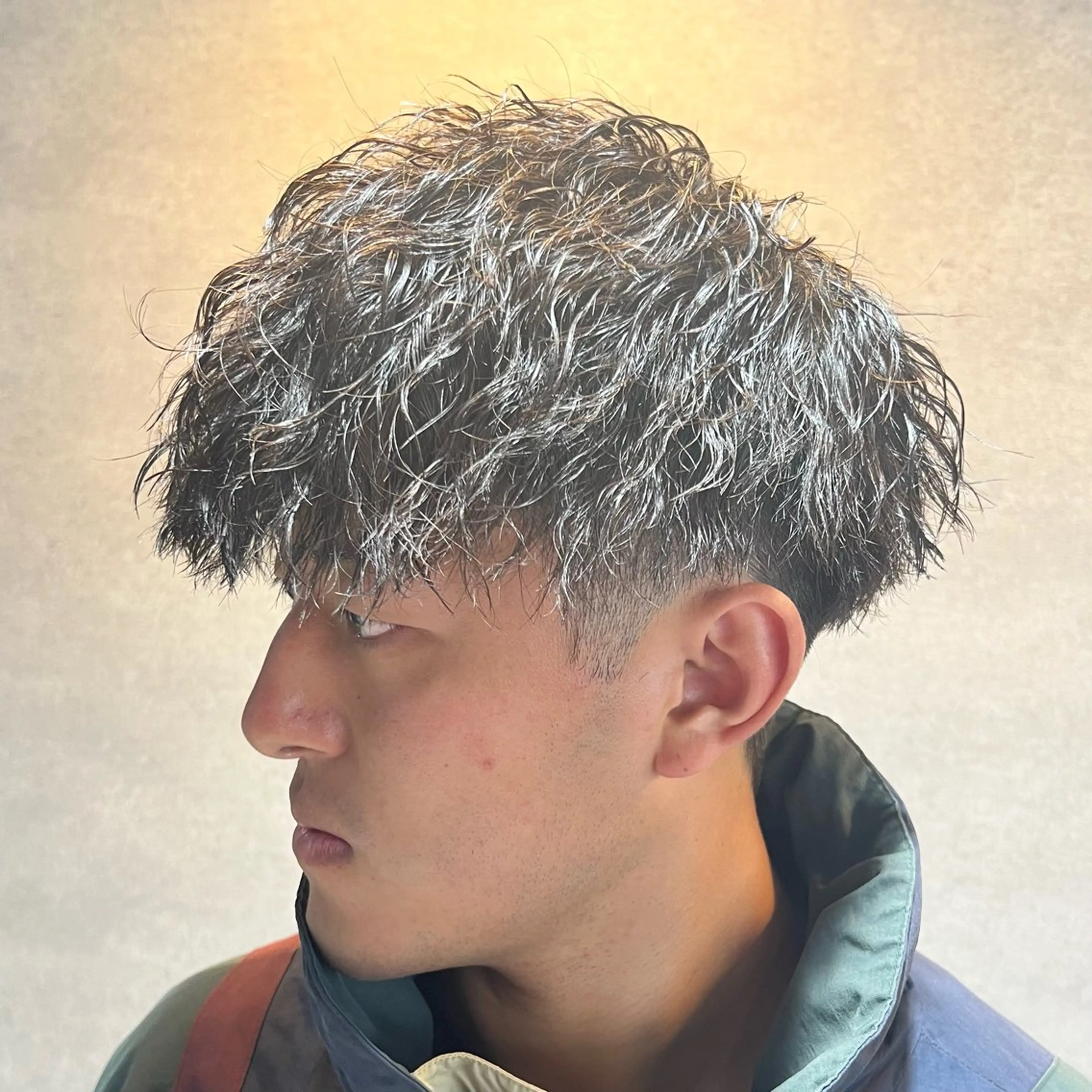 ショート カラー パーマ ヘアアレンジ メンズ センターパート メンズハイライト メンズメッシュ マッシュ メンズパーマ 仕上がり満足度No. 1🔥BLUCK🔥のヘアスタイル