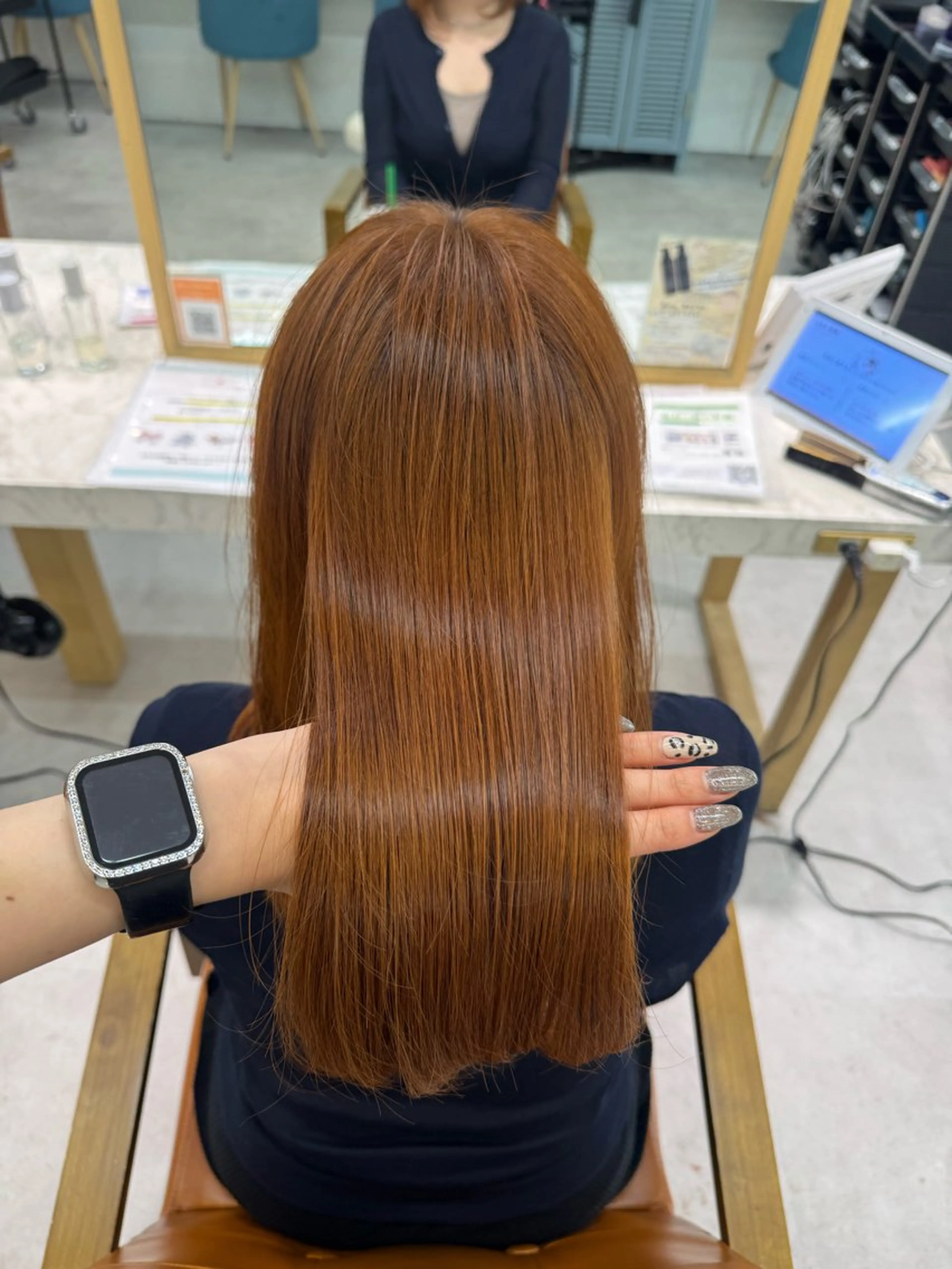 セミロング ブリーチなしWカラー / 野中悠那のヘアスタイル