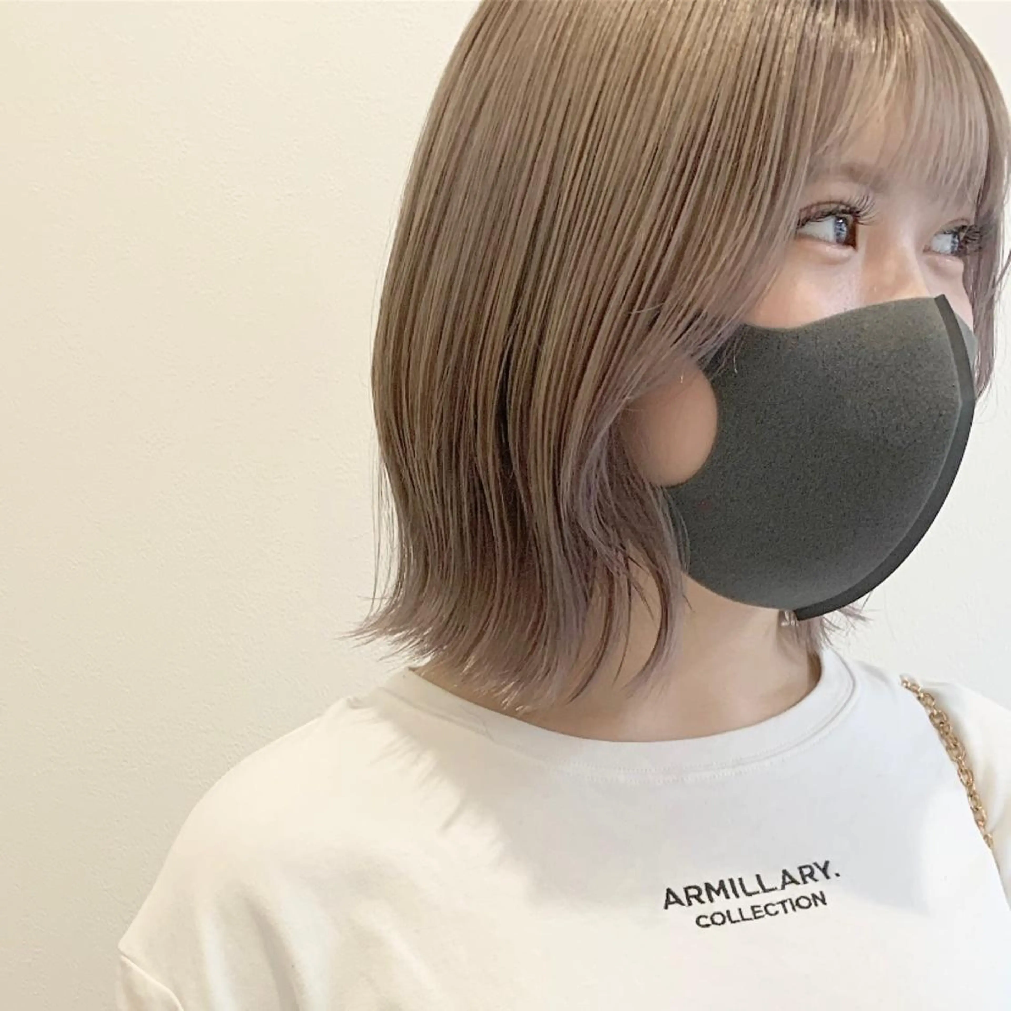 ショート カラー ベージュカラー ブリーチ ケアブリーチ ダブルカラー ミルクティーベージュ ヘアカラー MARU パーマ/レイヤーのヘアスタイル