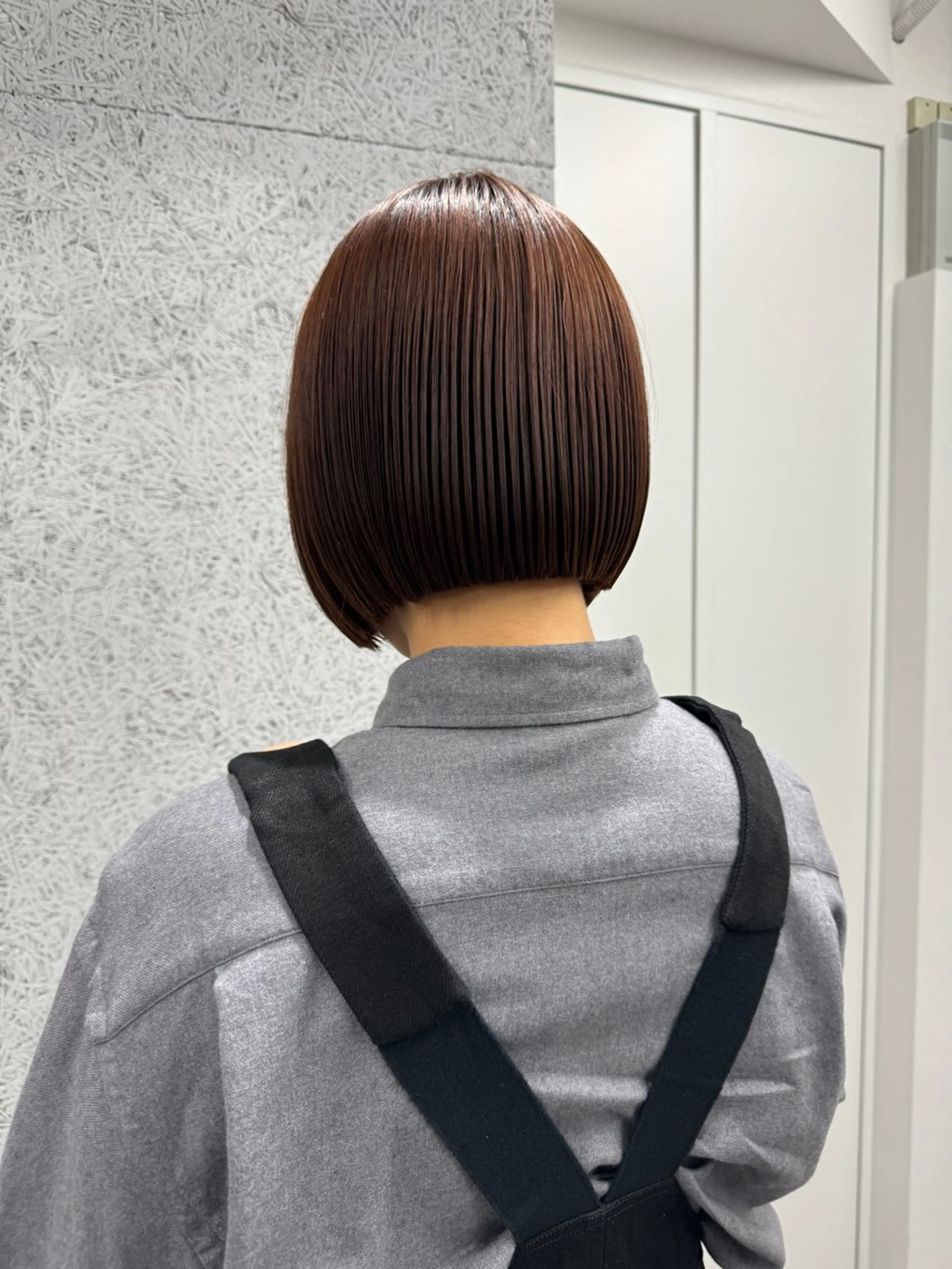 ミディアム 切りっぱなしボブ レイヤー/縮毛矯正のヘアスタイル