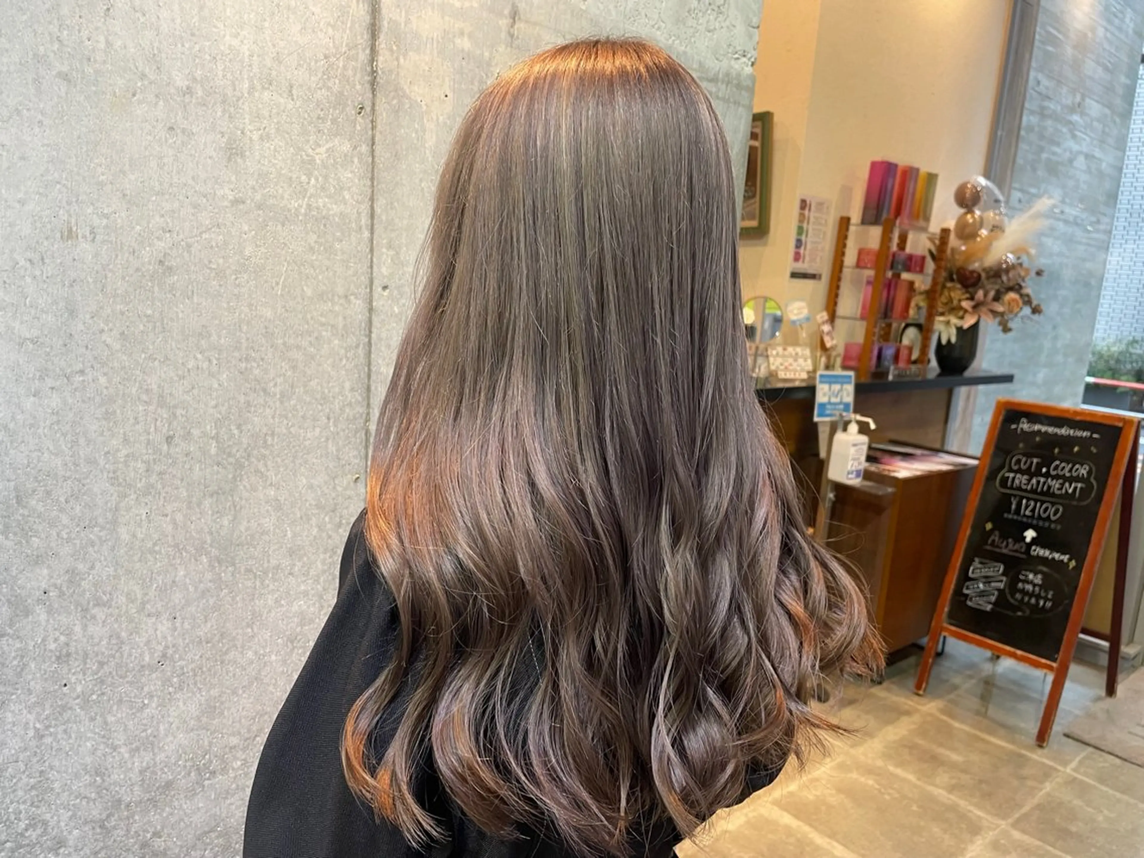 ロング カラー 塩崎 明菜のヘアスタイル