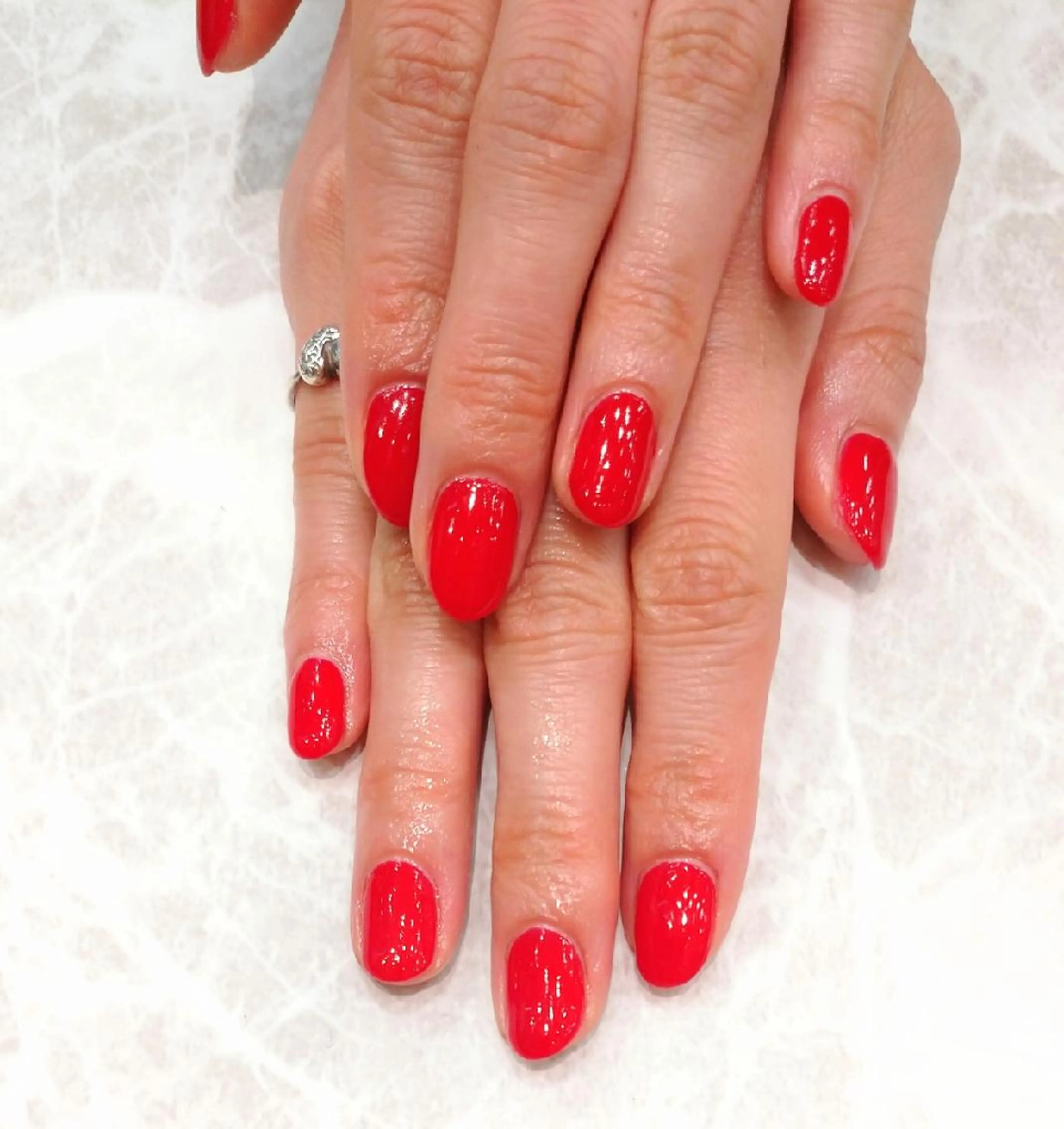 ネイル ジェルネイル ワンカラーネイル パラジェル 赤色 シンプルネイル 會田 瑠衣のネイルデザイン