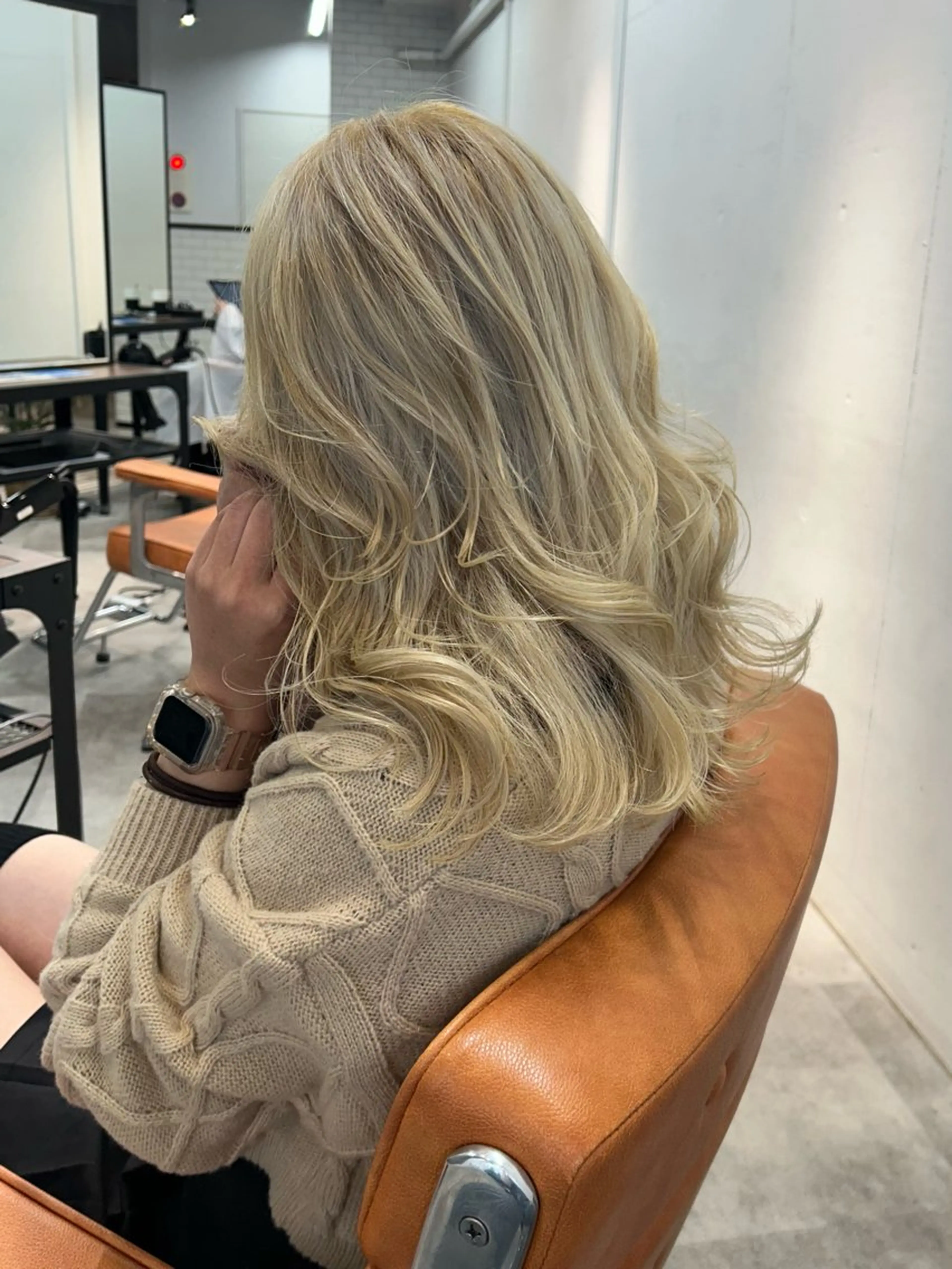 ミディアム カラー ベージュカラー ミルクティーベージュ ヘアカラー トリートメント ウルフカット レイヤーカット上柿のヘアスタイル