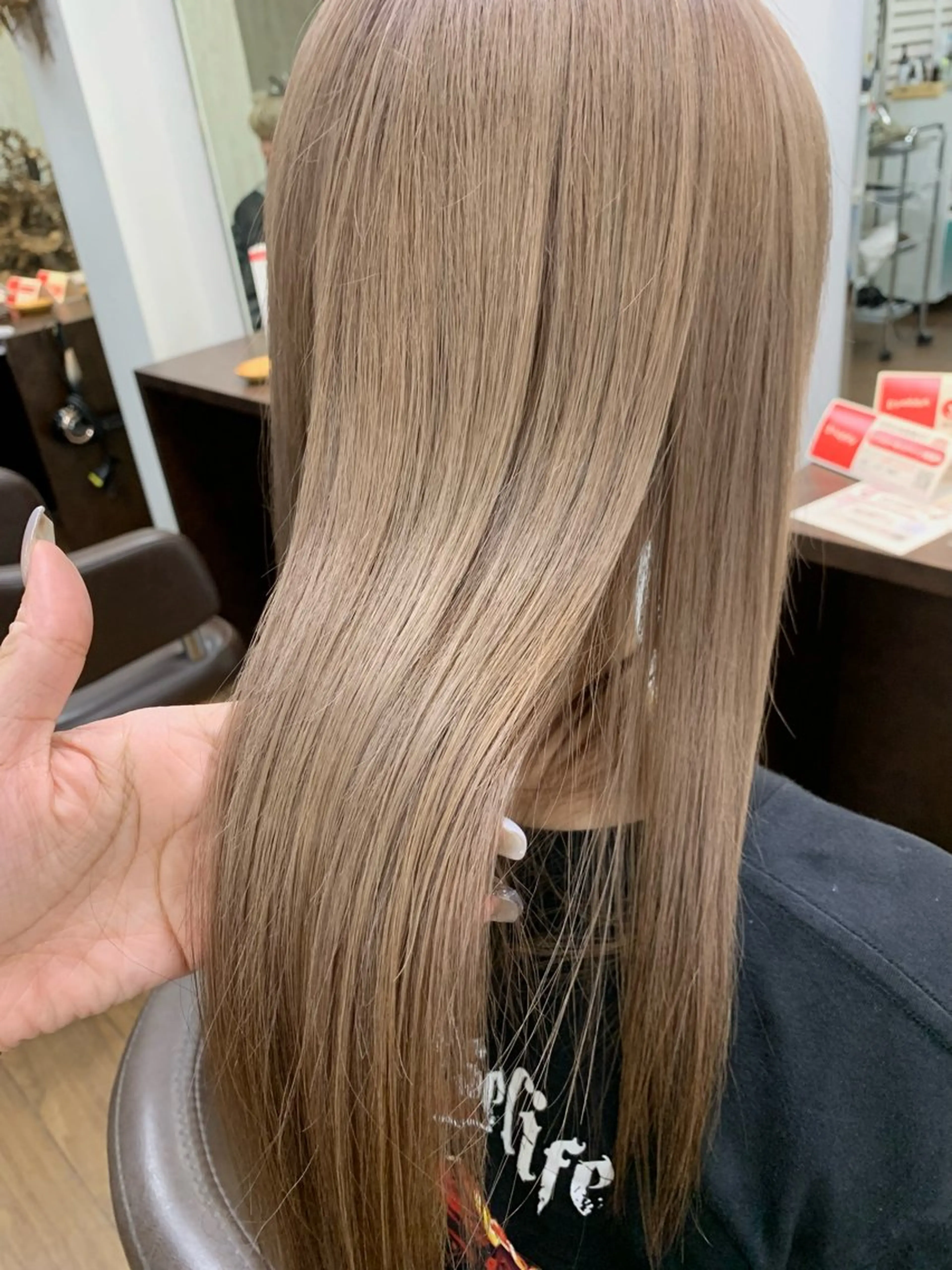 ロング カラー ベージュカラー ブラウンカラー グレージュ ハイトーンカラー ミルクティーベージュ ヘアカラー トリートメント 小笠原 菜緒のヘアスタイル