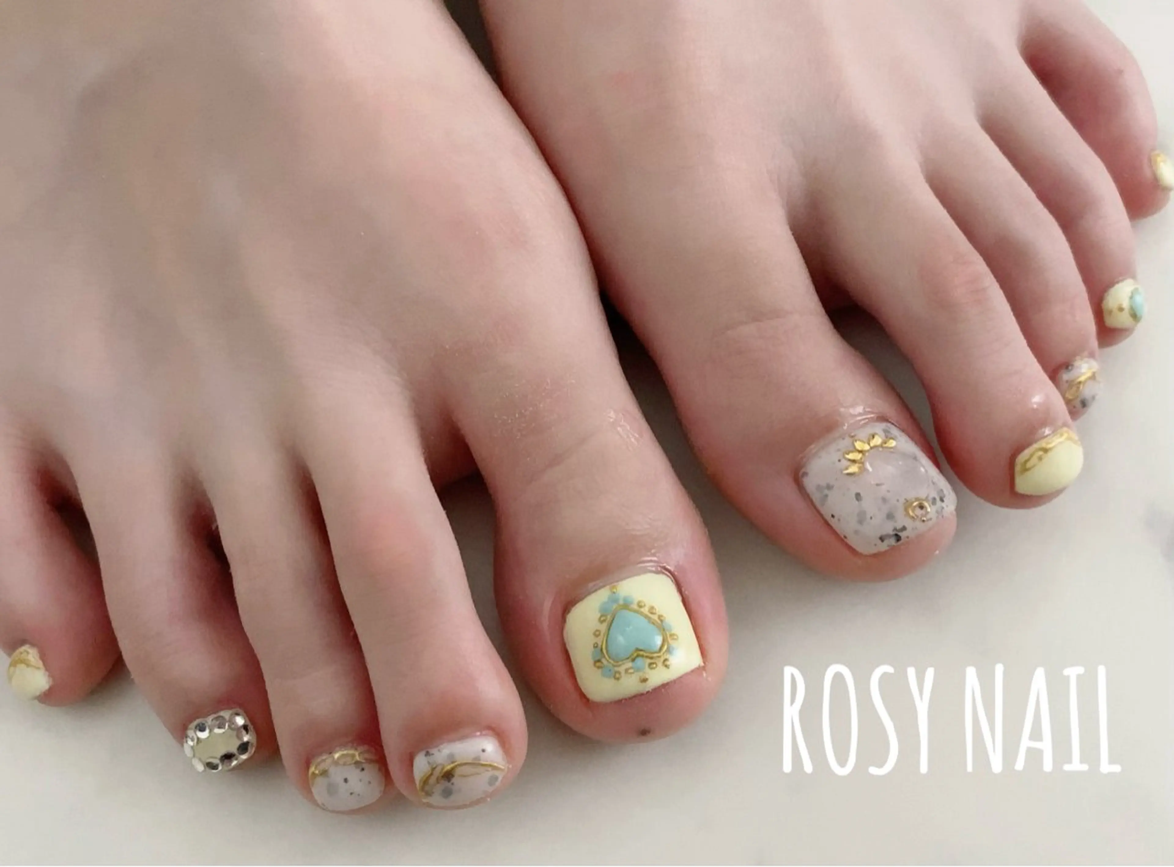 ネイル アートネイル フットネイル ストーンネイル 黄色 ROSY NAIL ロージーネイルのネイルデザイン