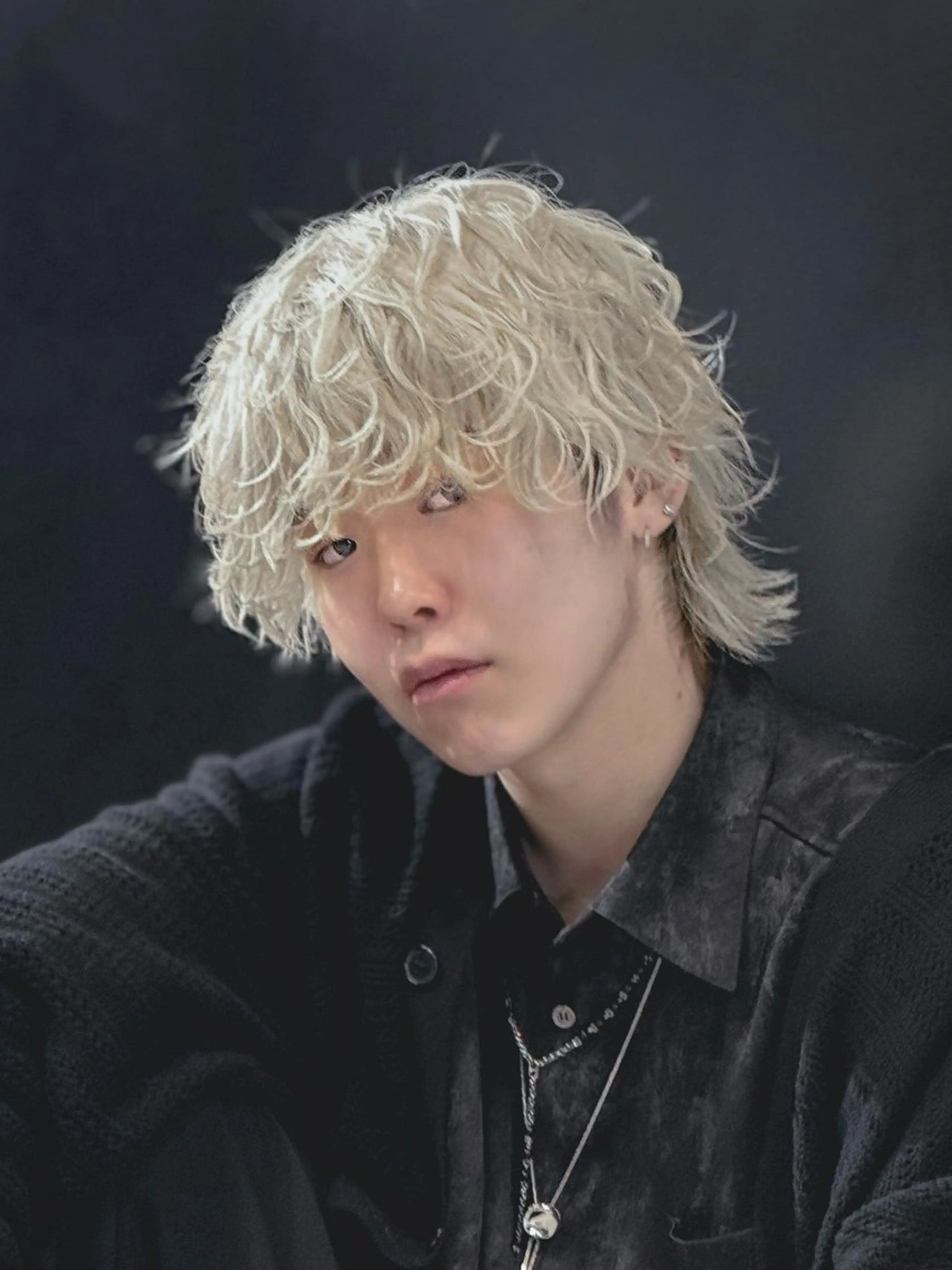 ミディアム カラー ヘアアレンジ 抜きっぱなしブロンド ブロンド ウルフカット カット ヘアカラー 【フェザーパーマ】 【縮毛矯正】鶴田文のヘアスタイル