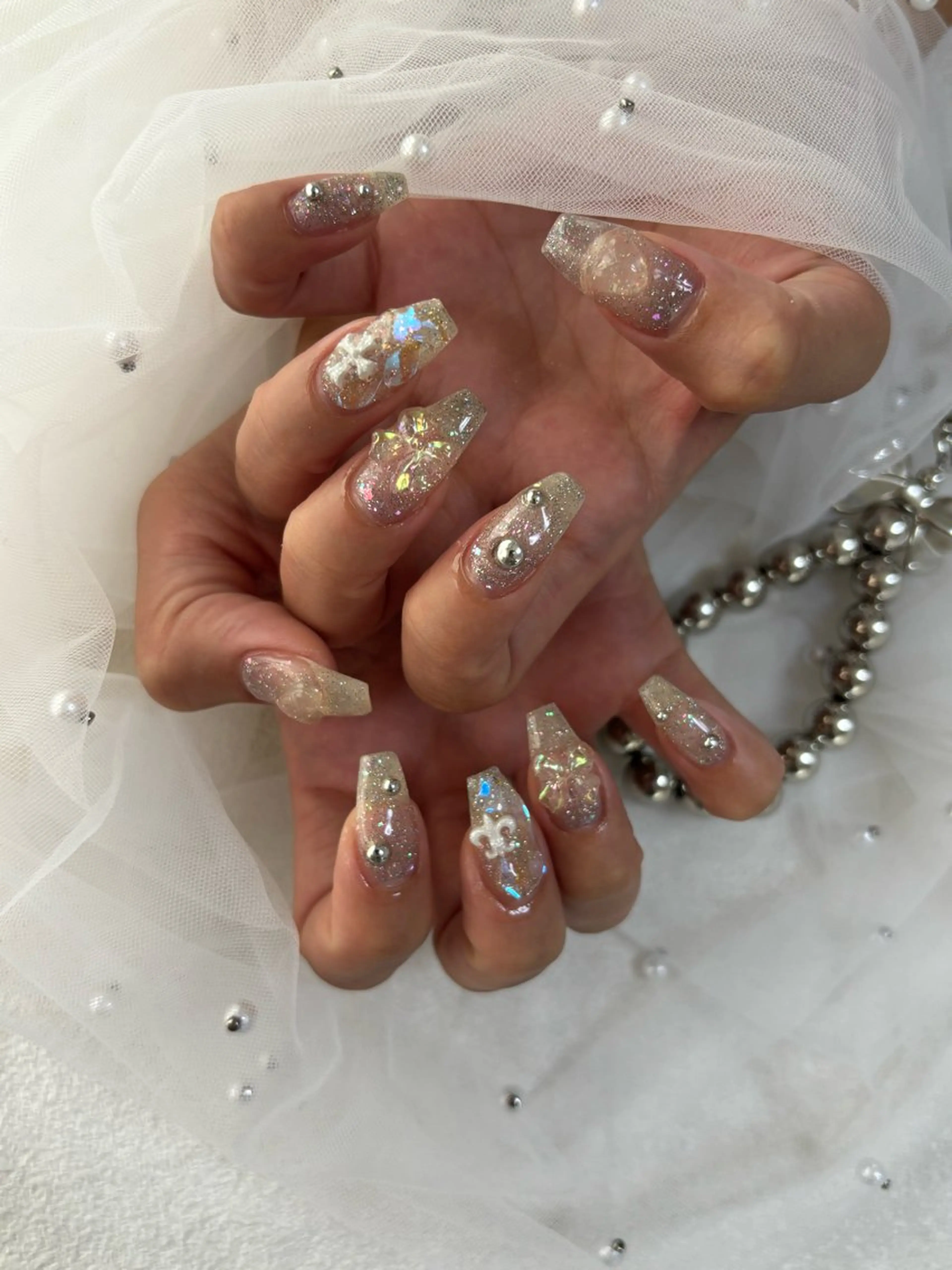 ネイル オーロラネイル フラッシュネイル リボン ハンドネイル ハンドケア Feliz 楽しいネイルサロンのネイルデザイン