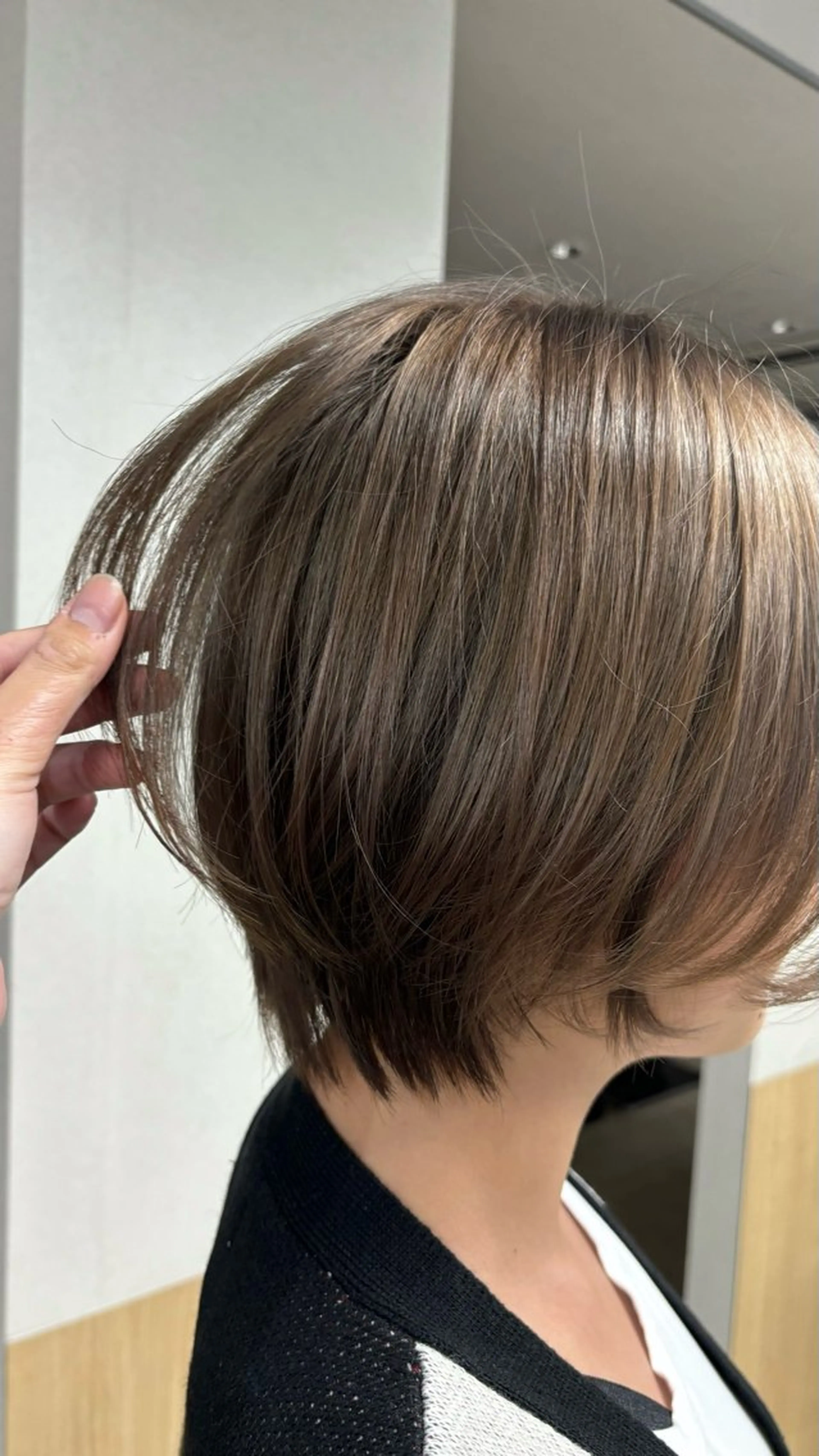 ミディアム トリートメント レイヤー・ボブカット 透明感カラーこうたのヘアスタイル