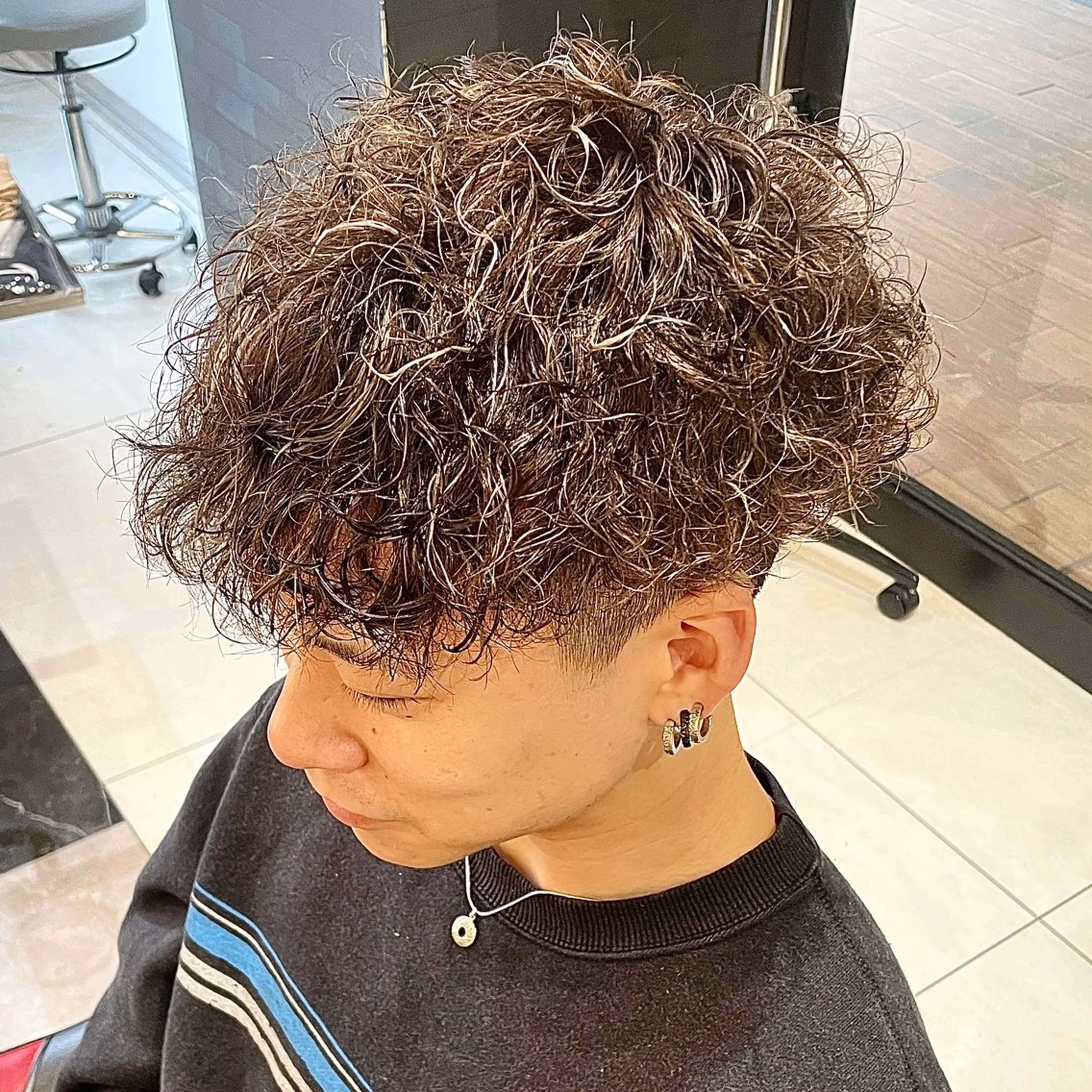 ショート カラー パーマ メンズ メンズハイライト スペインカール ハイライトカラー ハイライト カット ヘアカラー パーマ メンズヘア特化 崎田 成人のヘアスタイル