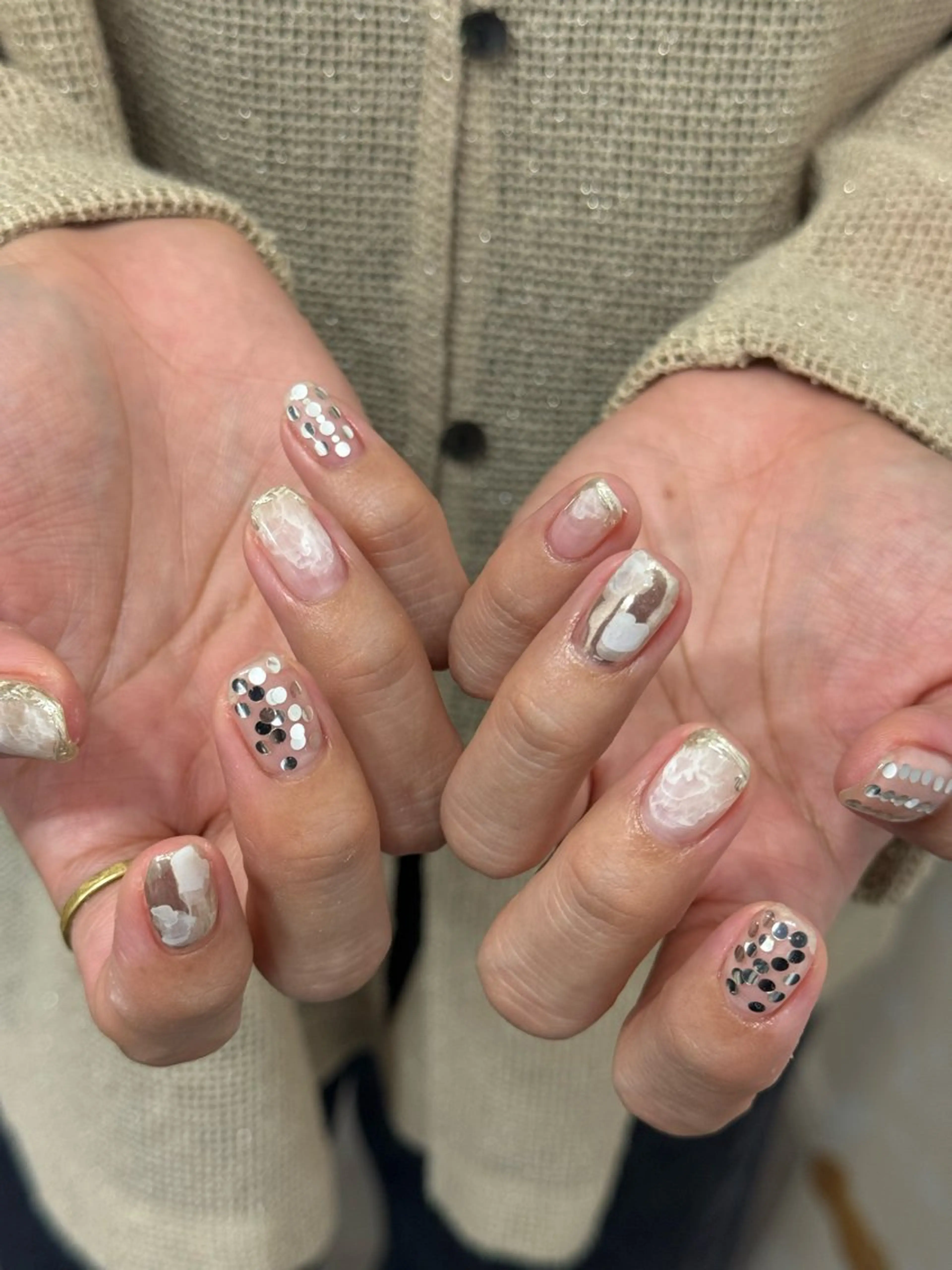 ネイル ホワイト ハンドネイル フットネイル kiii.__ ✴︎*のネイルデザイン