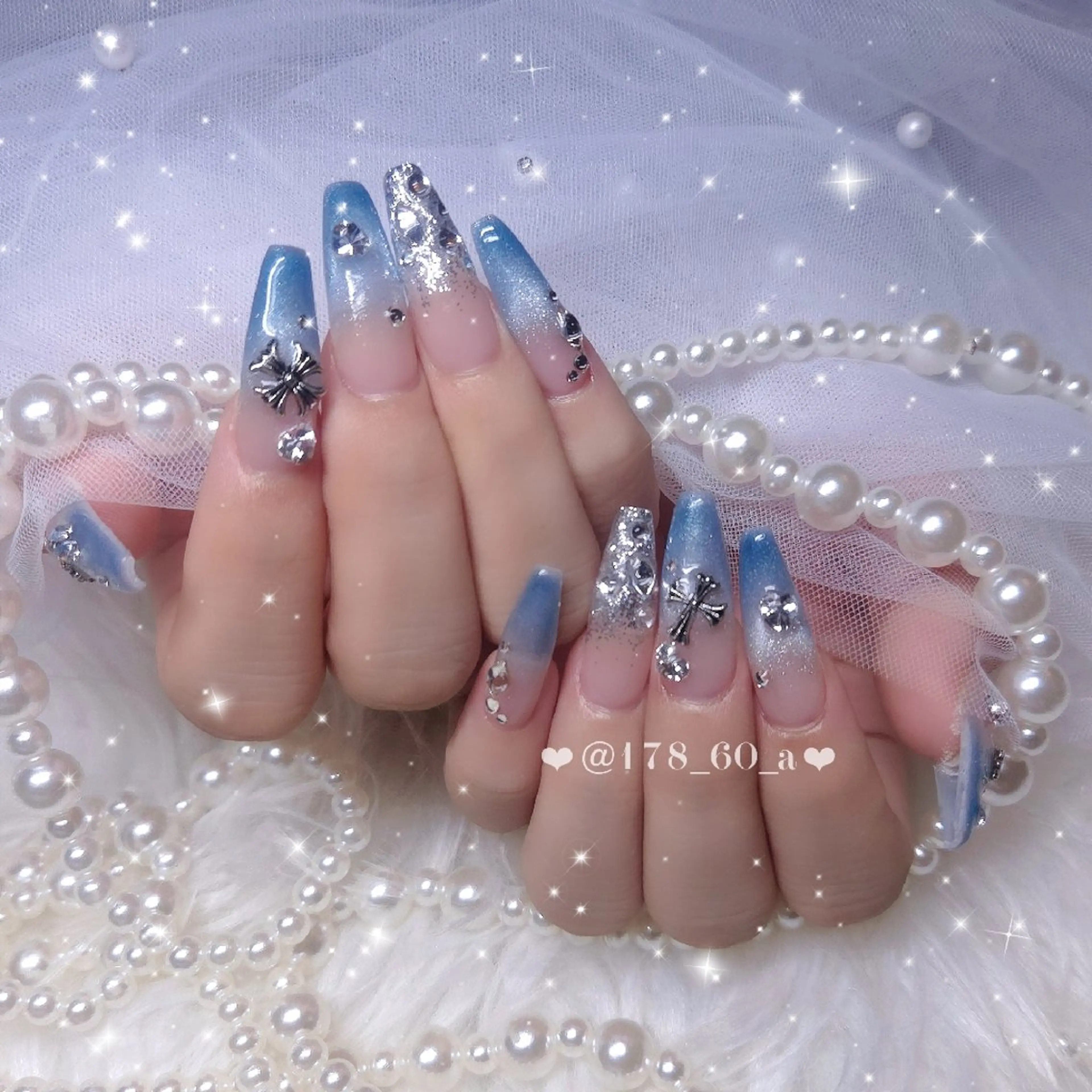 ネイル ガーリー グラデーション ラメ(グリッター) 水色 マグネットネイル ハンドネイル HAPPINAS🎀  れん🖤痛ネイルのネイルデザイン