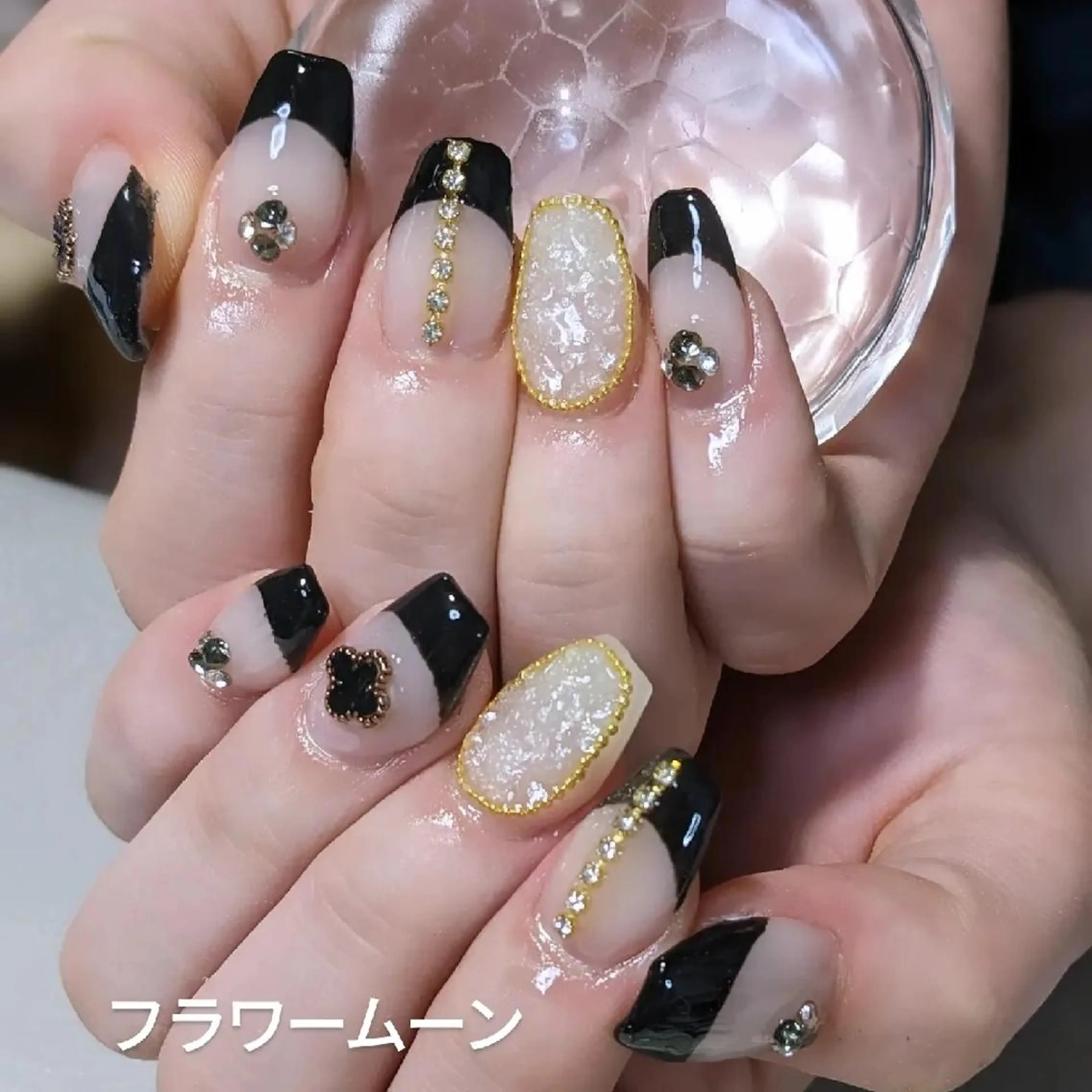 ネイル フレンチネイル フラワー ムーンのネイルデザイン