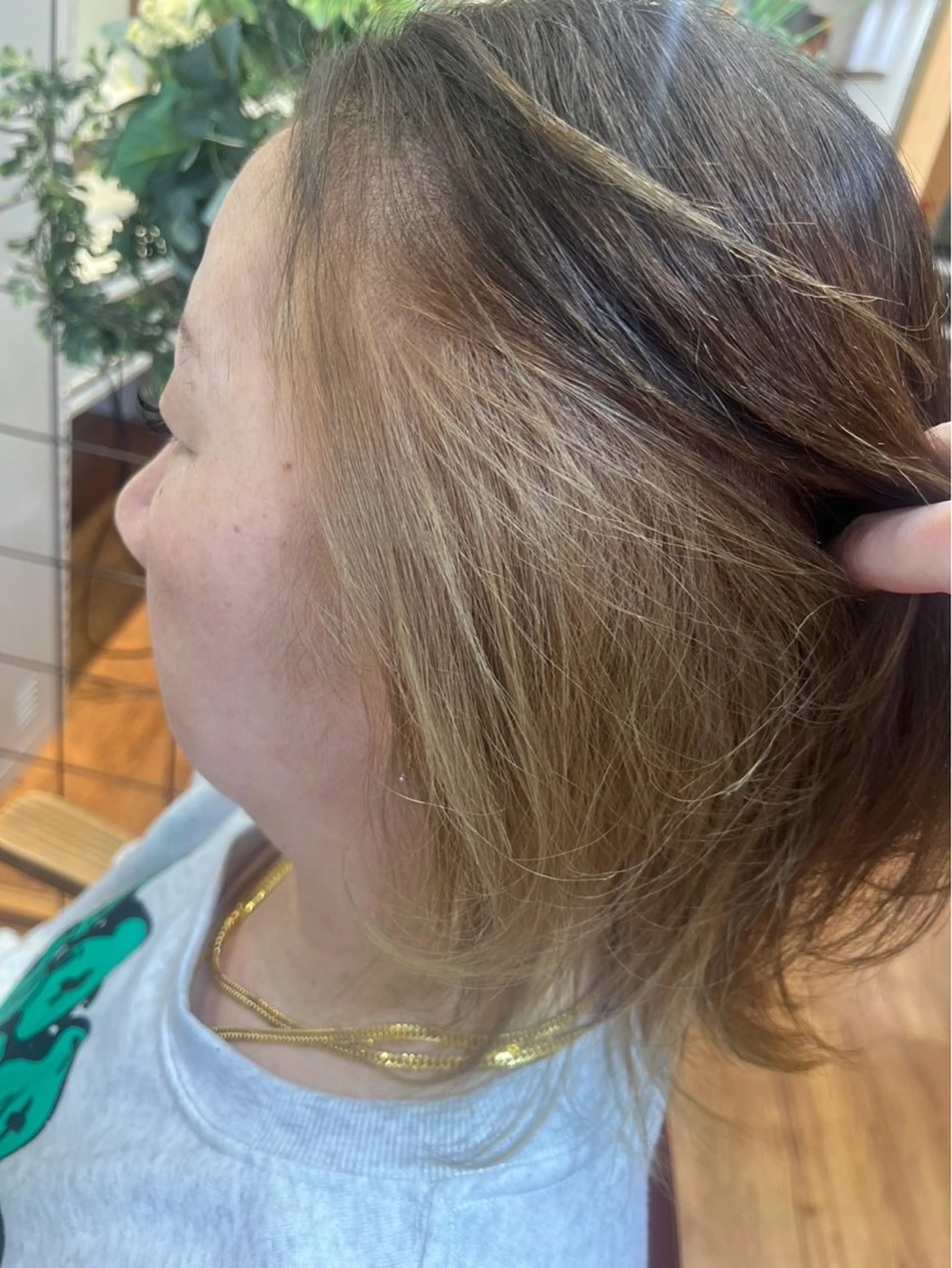 ミディアム 腰越 麻奈のヘアスタイル