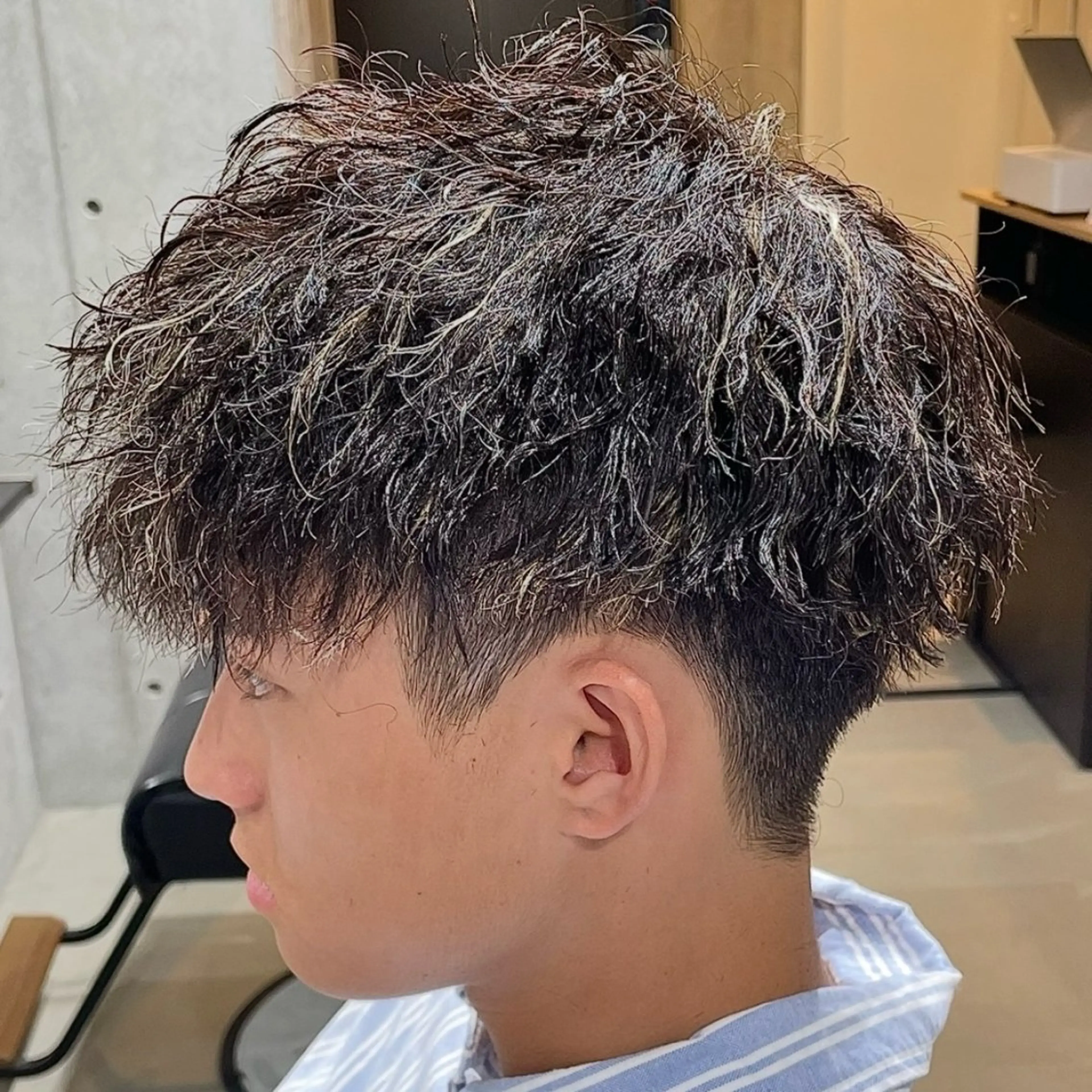 ショート カラー パーマ メンズ メンズパーマ 波巻きパーマ ニュアンスパーマ 中崎町メンズパーマ/ シャドウ/山下拓実のヘアスタイル