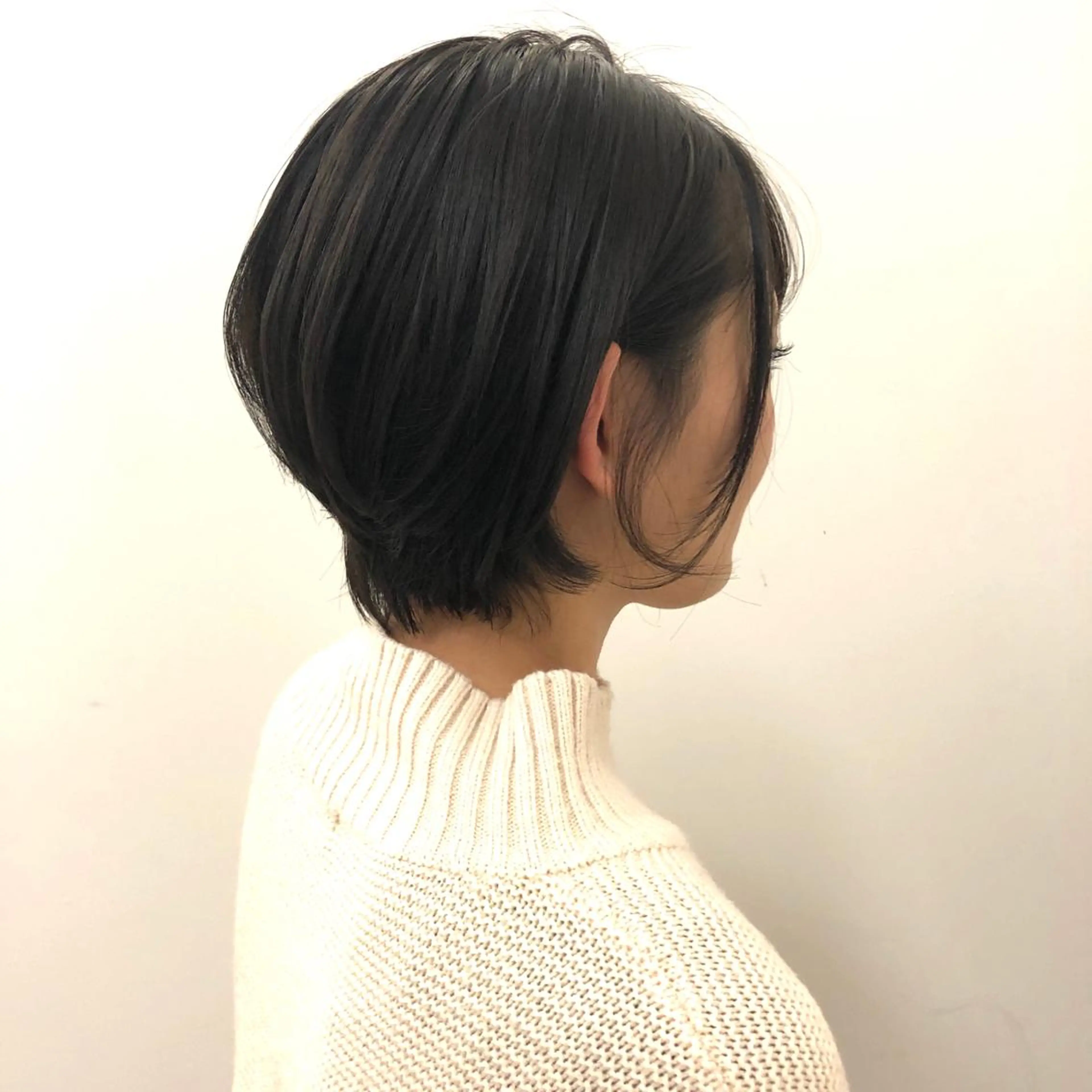 ショート カラー 黒髪 ブルーカラー ブルーブラック Sana/ 耳ツボ/インナーのヘアスタイル
