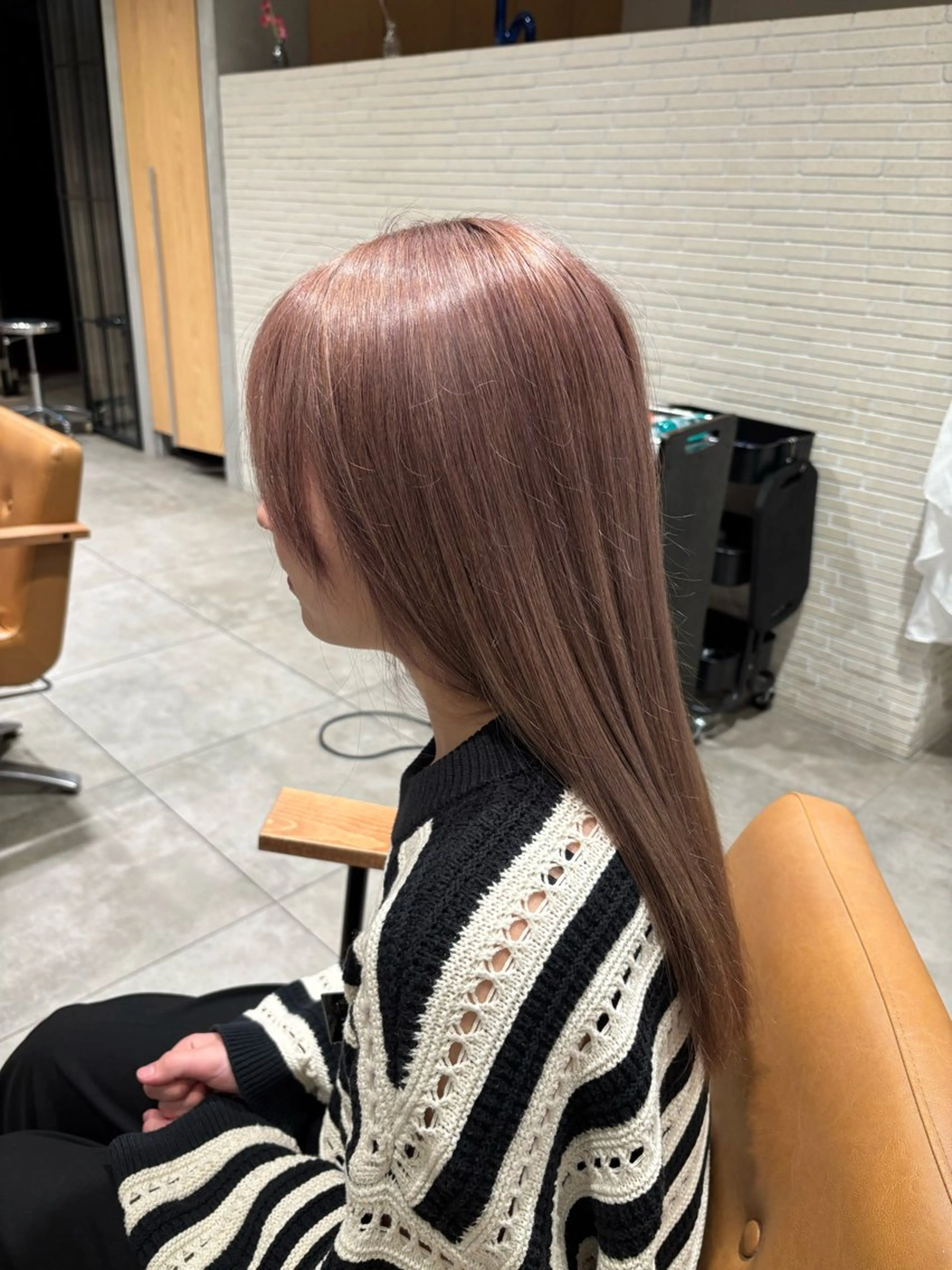 カラー グレージュ ハイトーンカラー ミルクティーグレージュ ピンクカラー 新谷 春日のヘアスタイル