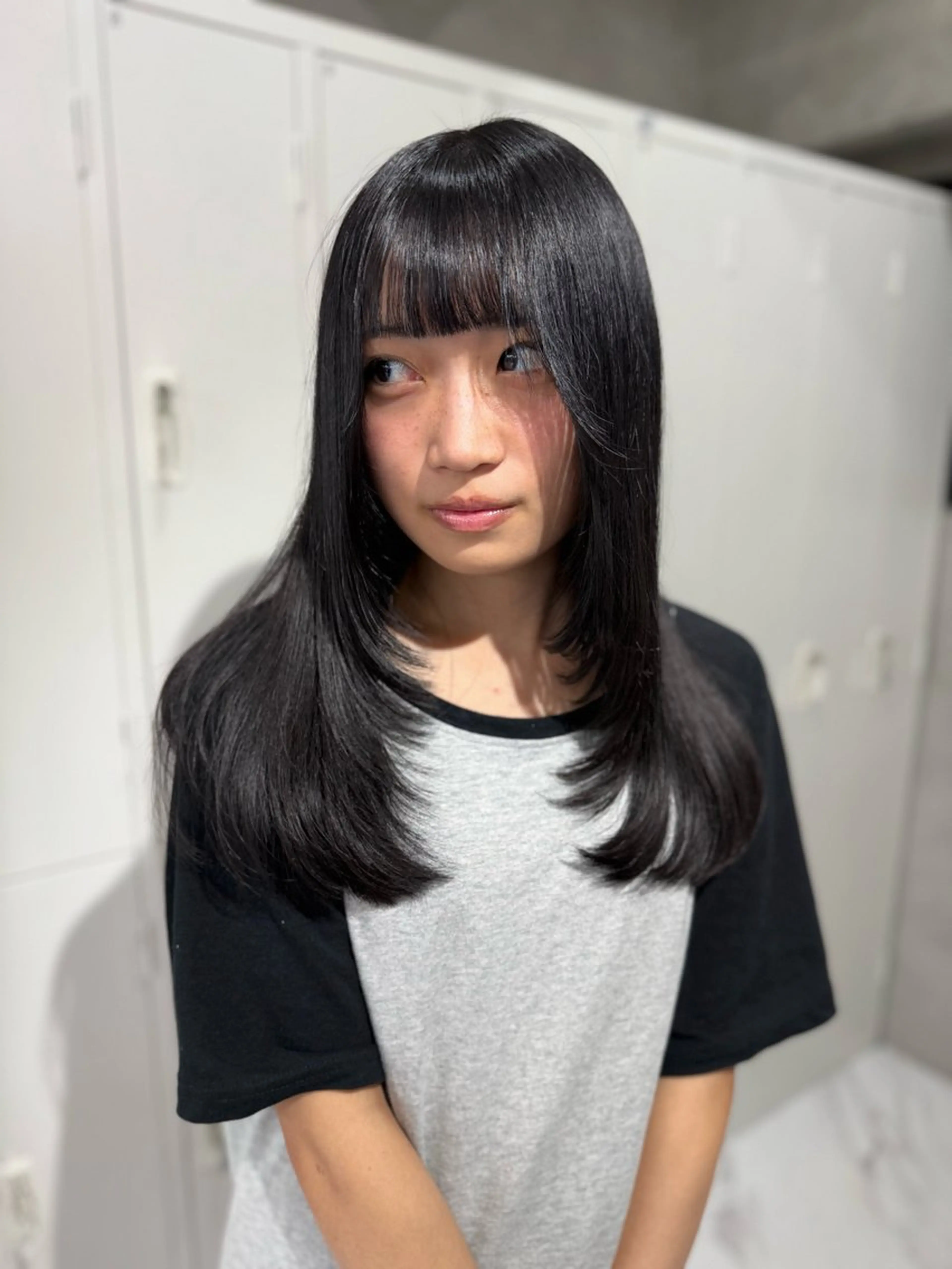 ロング 顔まわりレイヤー 顔周りカット レイヤーカット ヘアカラー sena⌇ベージュ⌇ ブリーチなしWカラーのヘアスタイル